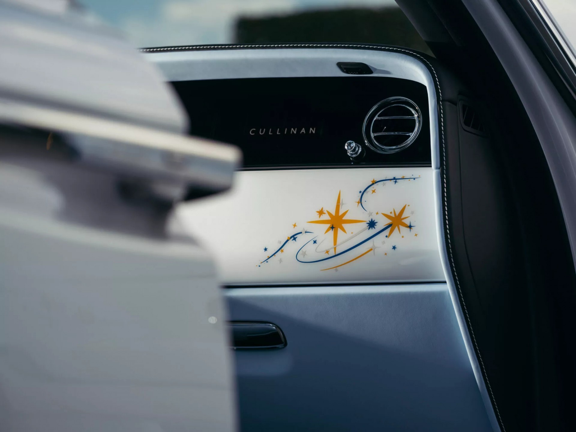Chiêm ngưỡng trần xe được vẽ thủ công hoàn toàn của Rolls-Royce Cullinan Cosmos độc nhất vô nhị