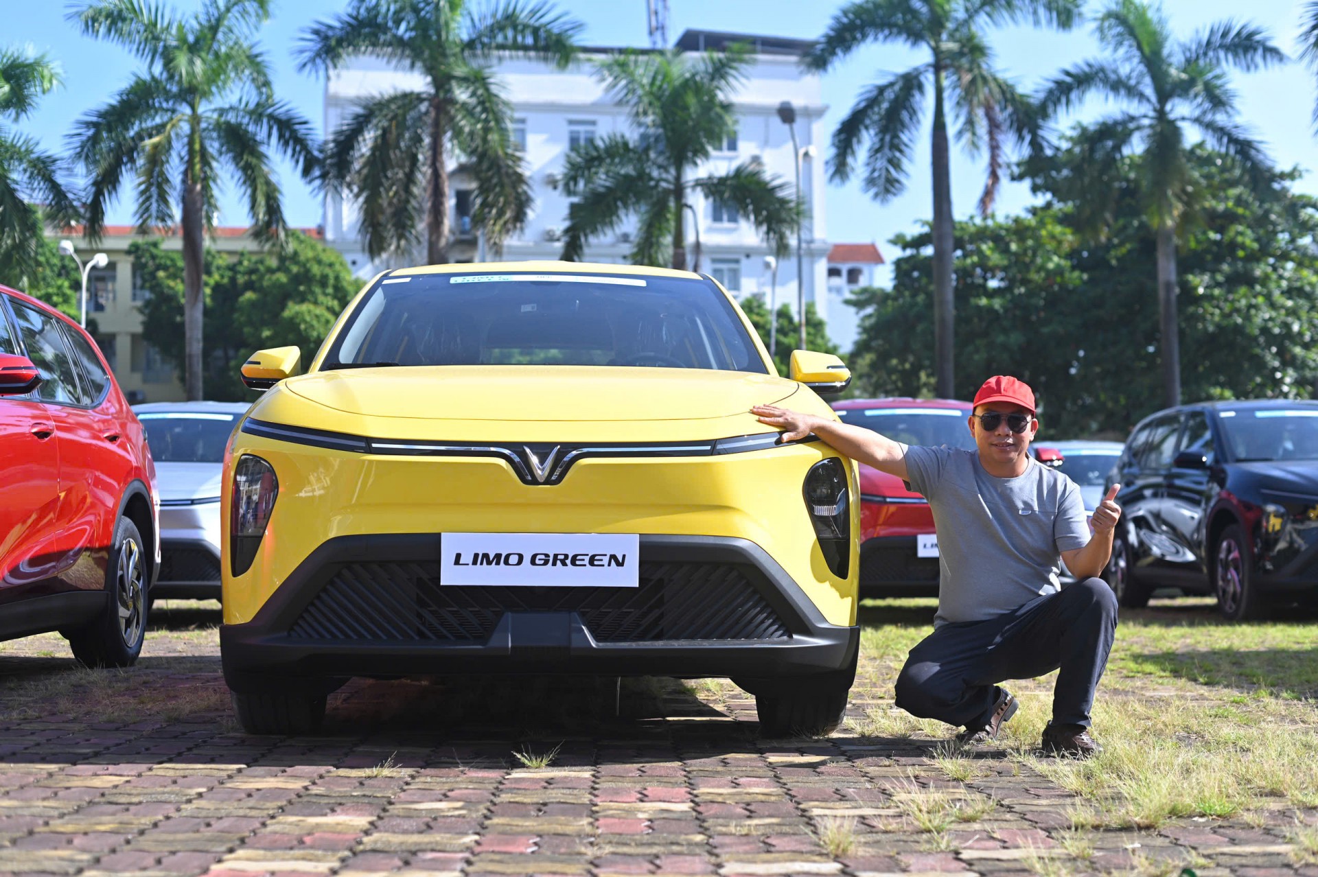 Khách hàng chia sẻ cảm nhận trong ngày nhận xe Limo Green