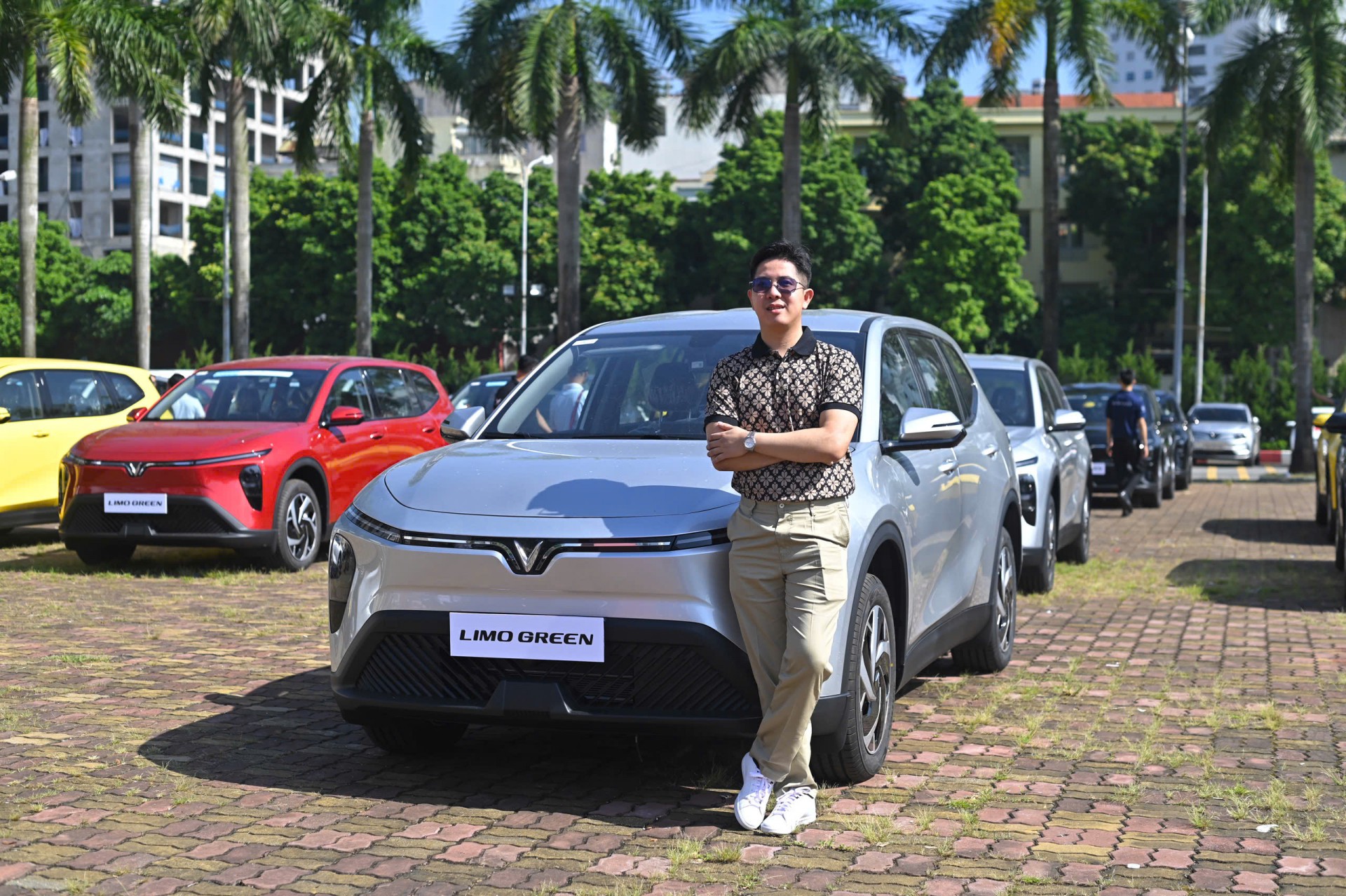 Khách hàng chia sẻ cảm nhận trong ngày nhận xe Limo Green