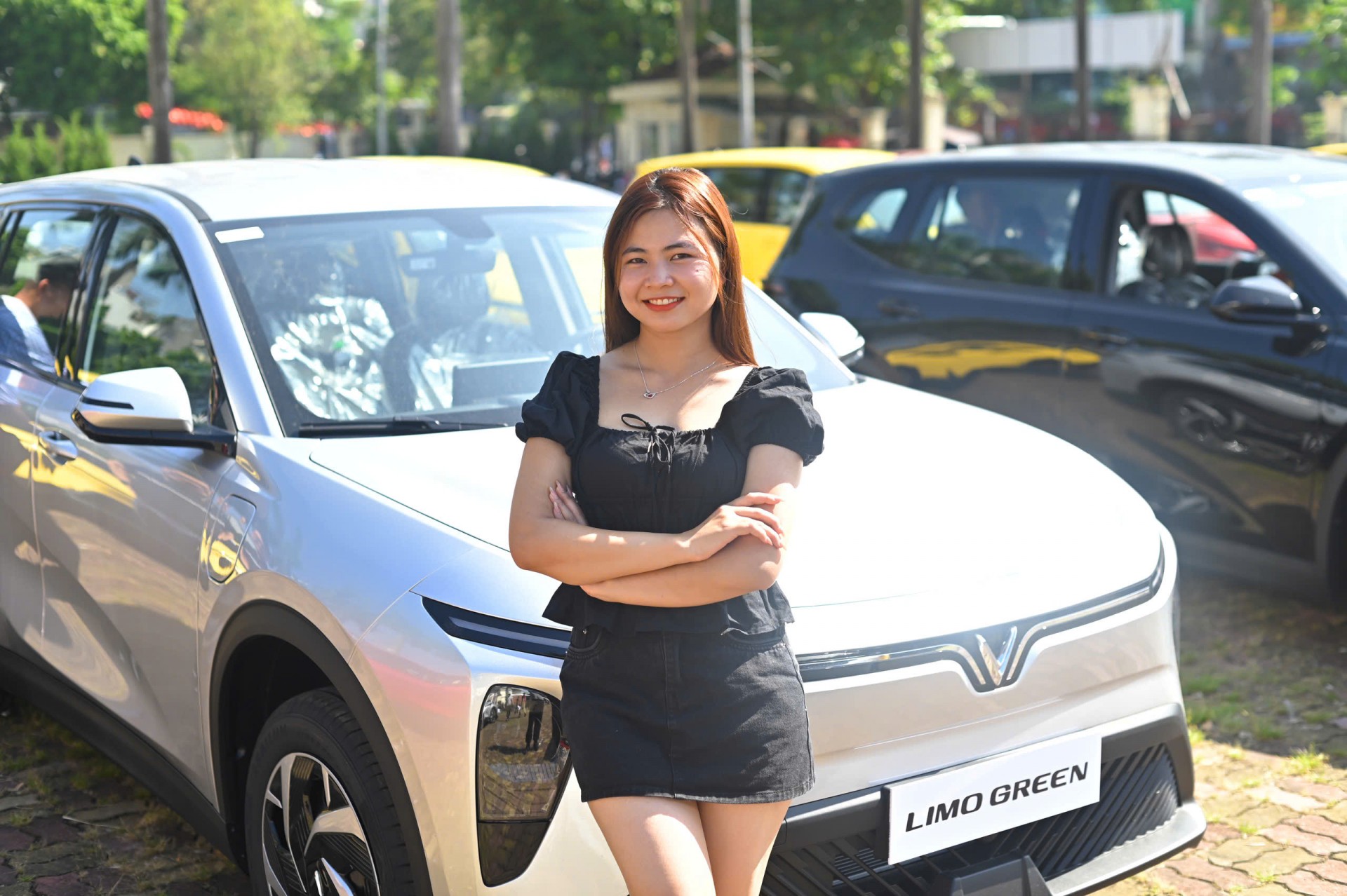 Khách hàng chia sẻ cảm nhận trong ngày nhận xe Limo Green