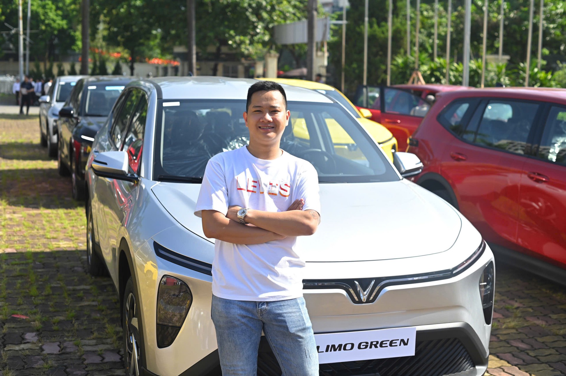 Khách hàng tại Hà Nội chia sẻ cảm xúc trong ngày nhận xe Limo Green