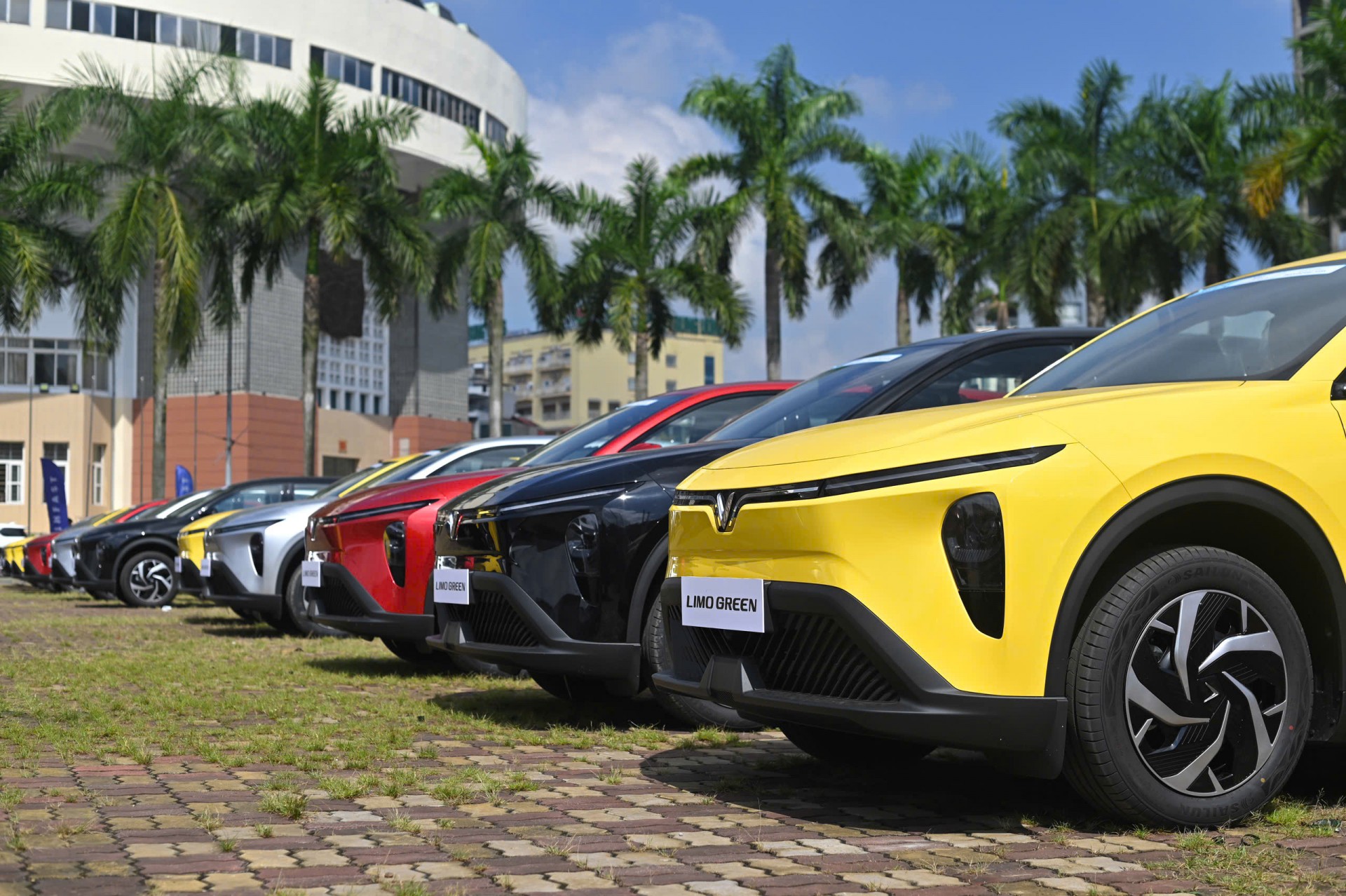 Khách hàng chia sẻ cảm nhận trong ngày nhận xe Limo Green