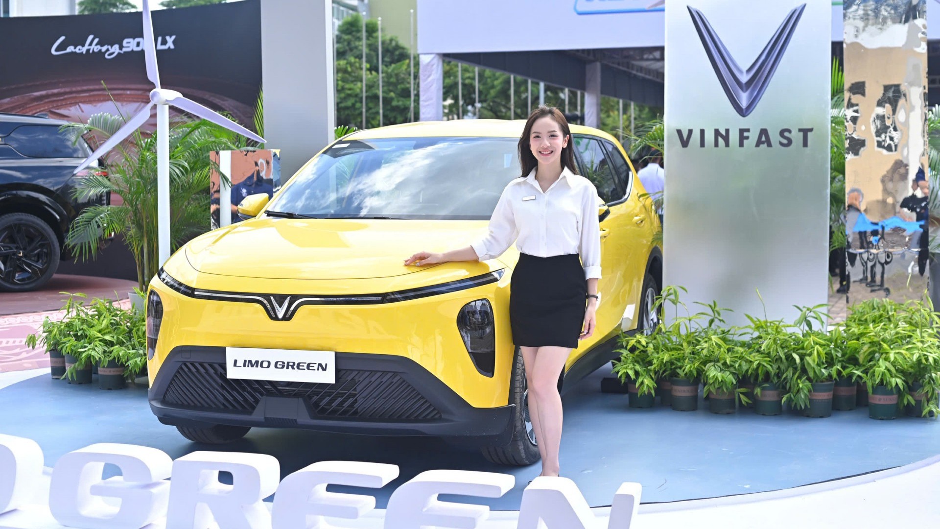 Khách hàng tại Hà Nội chia sẻ cảm xúc trong ngày nhận xe Limo Green