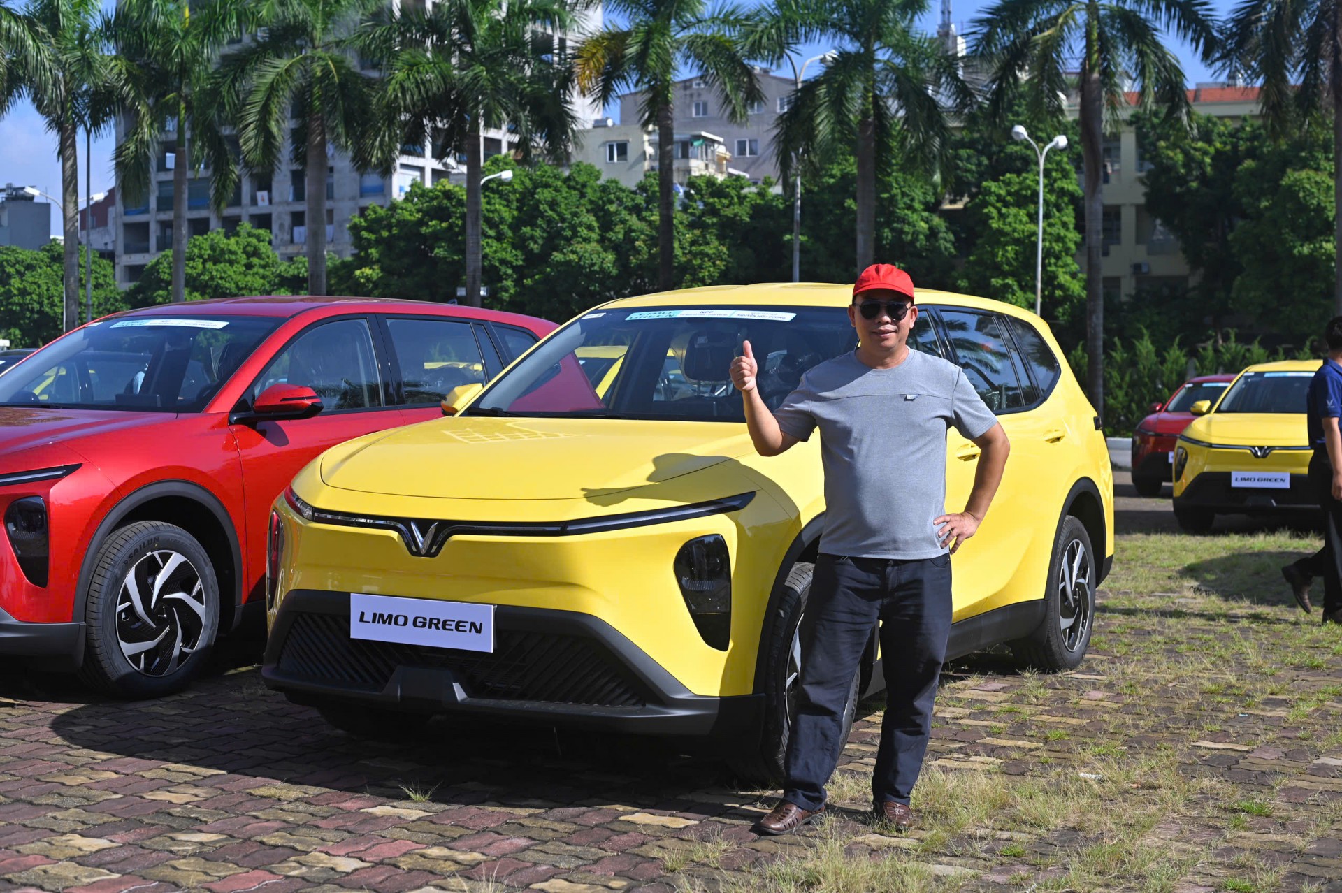 Khách hàng chia sẻ cảm nhận trong ngày nhận xe Limo Green