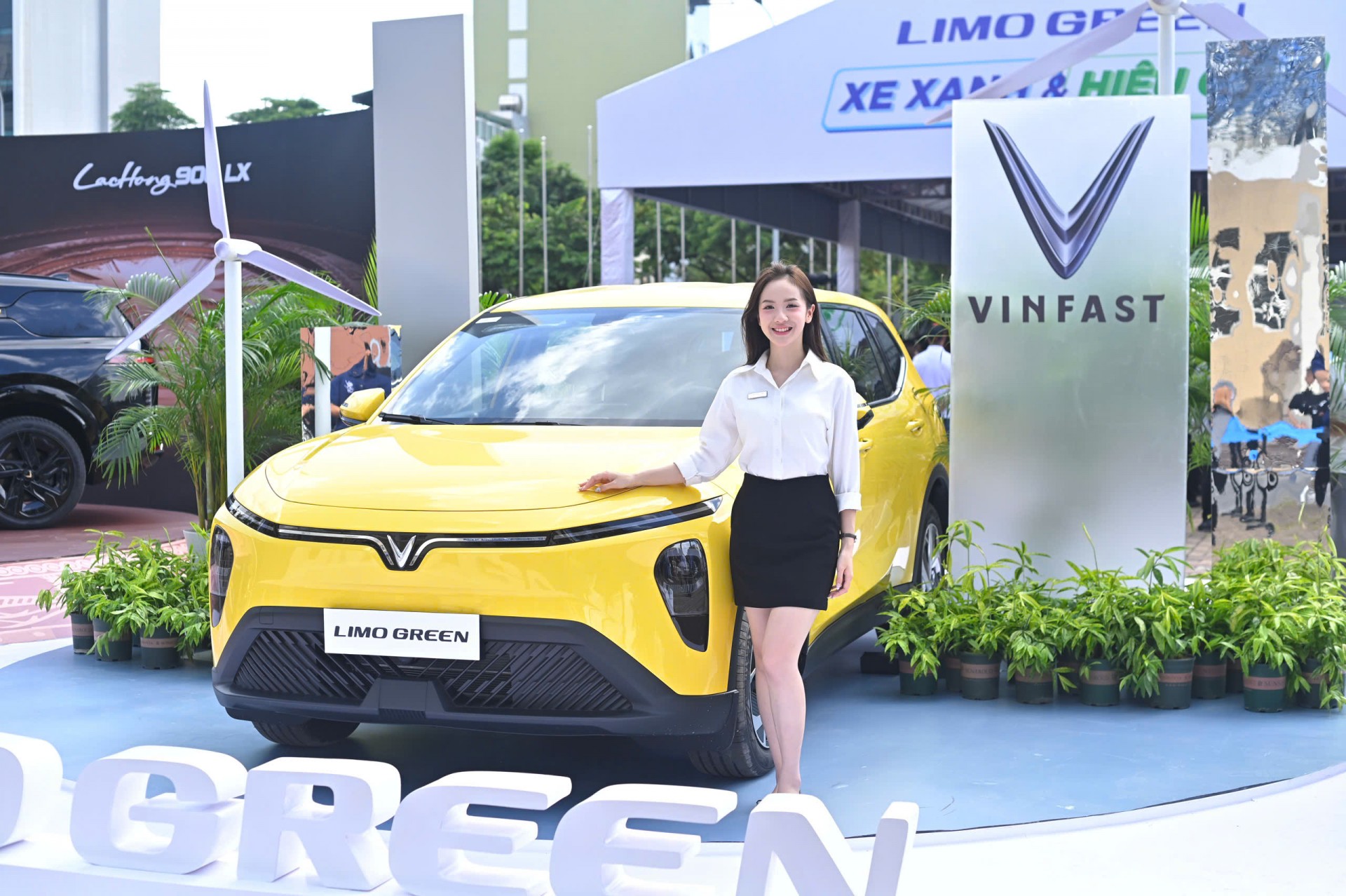 Khách hàng chia sẻ cảm nhận trong ngày nhận xe Limo Green