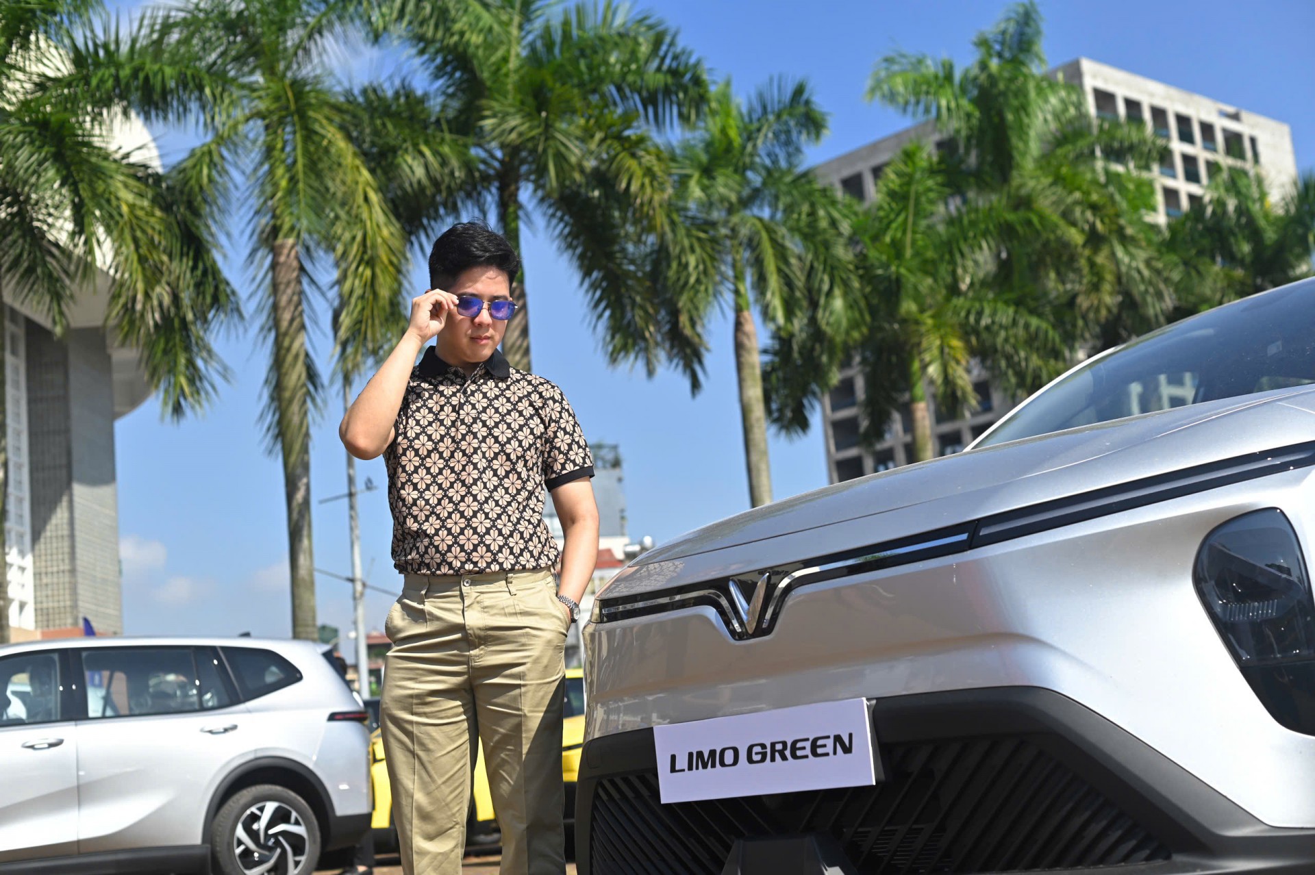 Khách hàng chia sẻ cảm nhận trong ngày nhận xe Limo Green