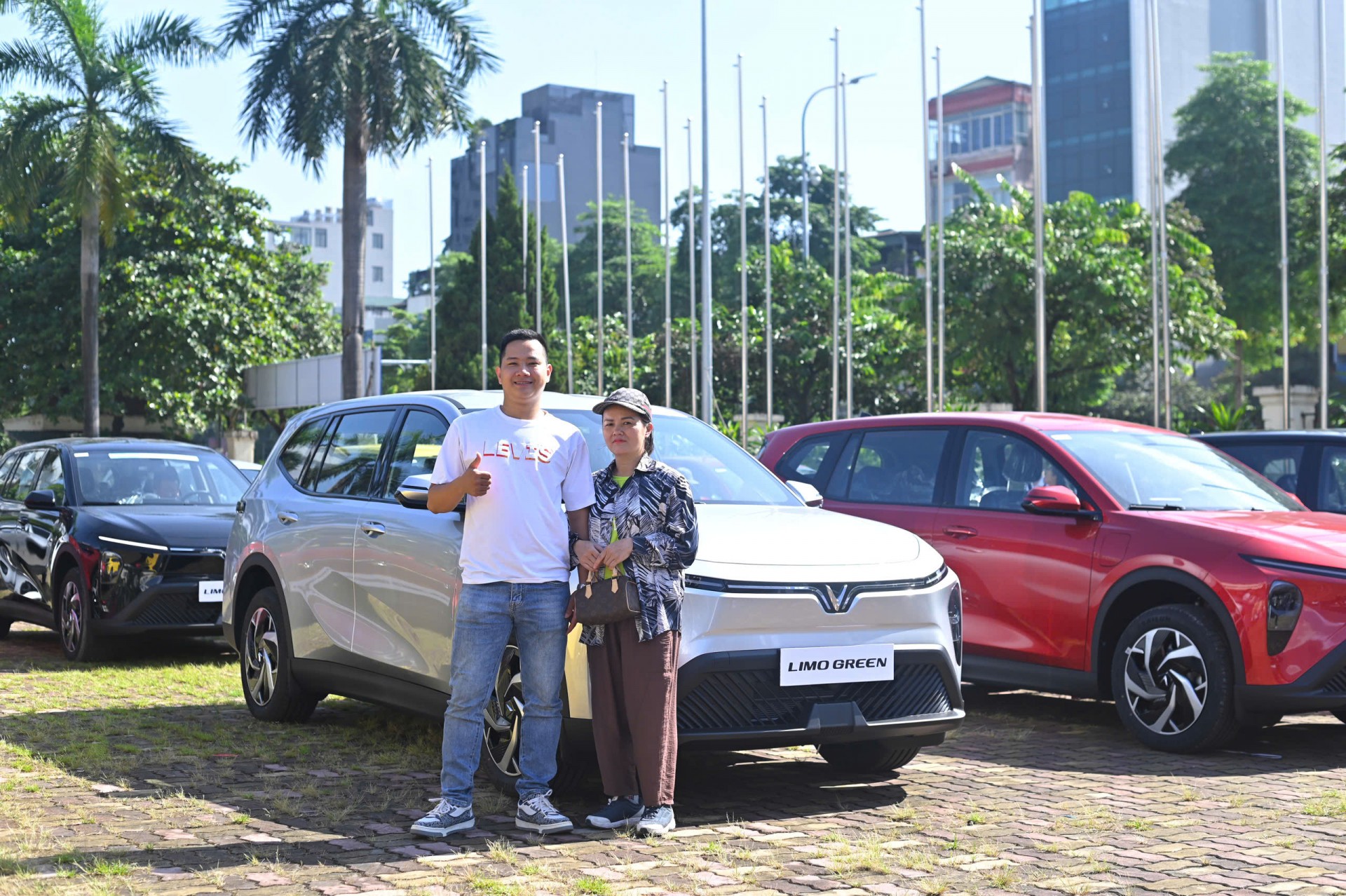 Khách hàng chia sẻ cảm nhận trong ngày nhận xe Limo Green