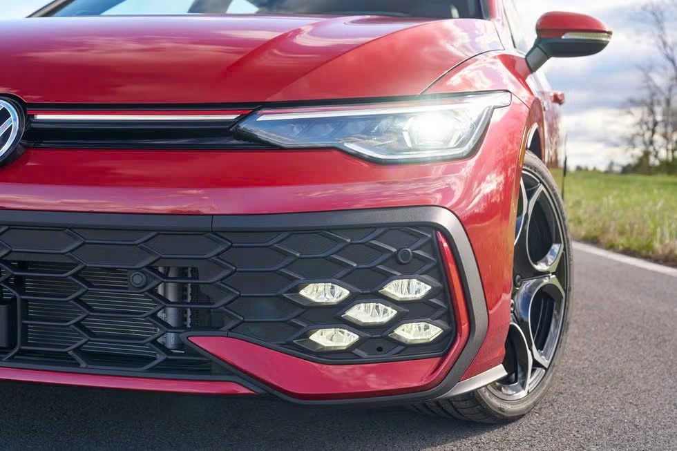 Đánh giá Volkswagen Golf GTI 2.0 TSI: hot hatch Đức có còn giữ chất? Đánh giá Volkswagen Golf GTI 2.0 TSI: hot hatch Đức có còn giữ chất?