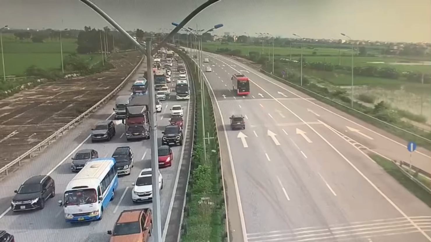 Cục CSGT đề nghị thêm nhiều cao tốc cấm xe tải, xe khách đi làn sát dải phân cách, đồng thời tăng tốc độ tối thiểu