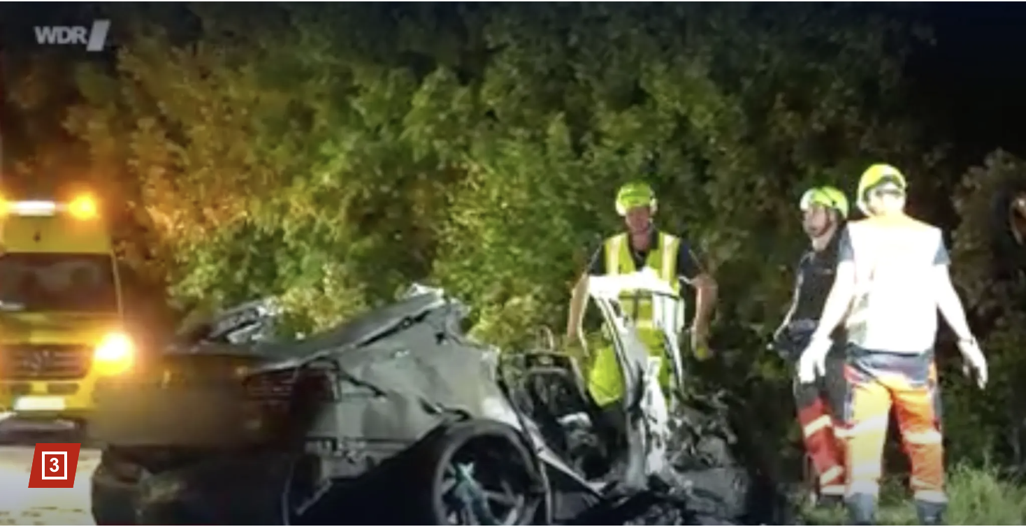 Xe điện Tesla cháy sau tai nạn, một người đàn ông và hai đứa trẻ thiệt mạng Xe điện Tesla cháy sau tai nạn