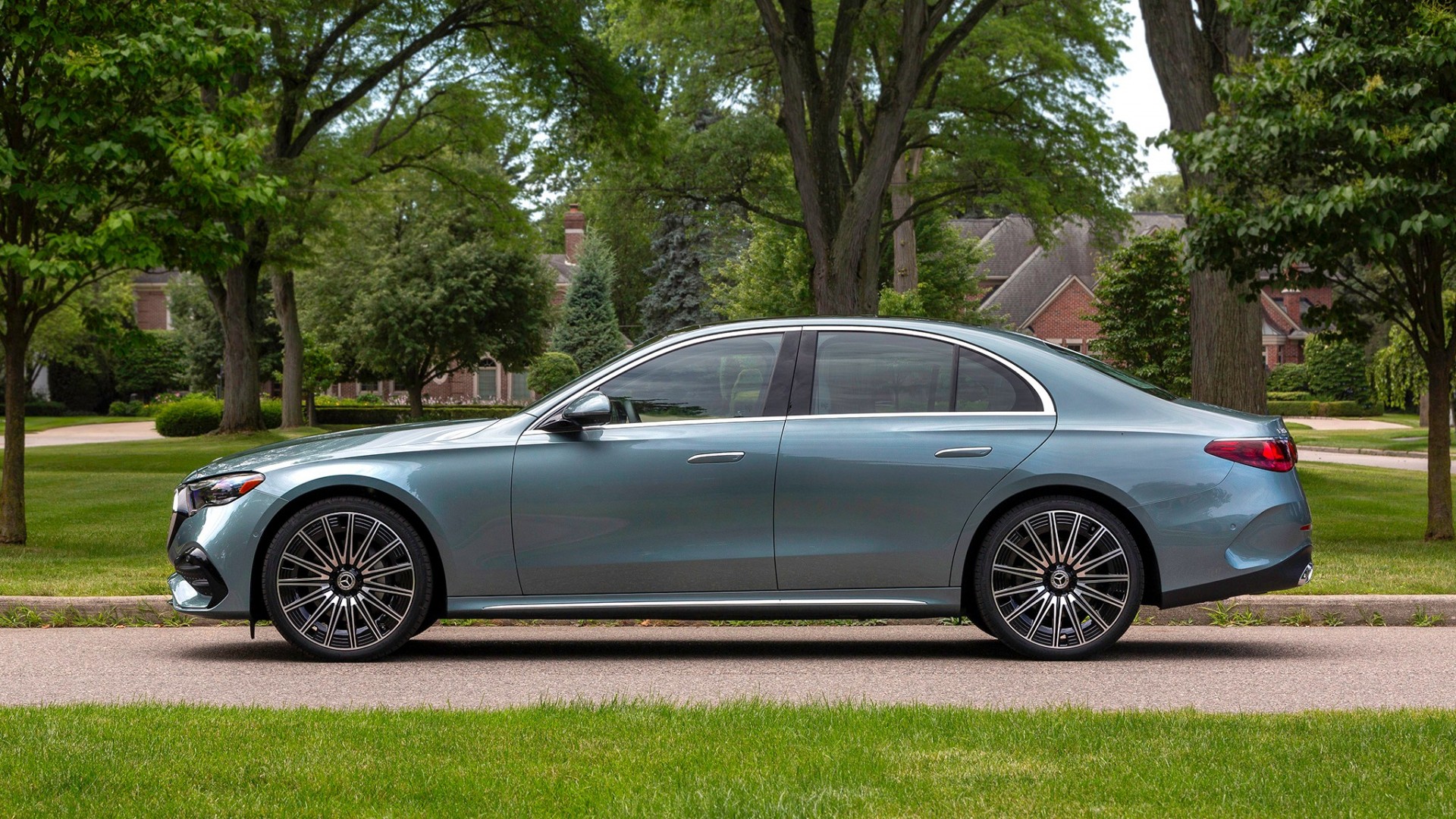 Đánh giá Mercedes-Benz E-Class 2026: Đối trọng trong phân khúc sedan hạng sang