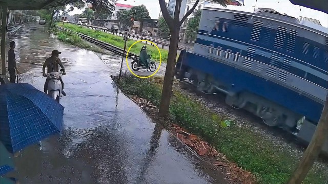 Va chạm với tàu hỏa chở hàng, người phụ nữ bị văng ra ngoài đường ray