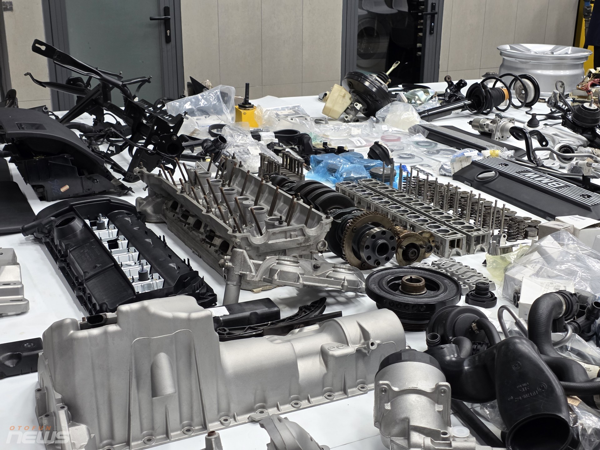 Người dành 4 năm phục hồi chiếc BMW 325i E46 để tìm lại 'cảm giác nguyên bản' Người dành 4 năm phục hồi chiếc BMW 325i E46 để tìm lại 'cảm giác nguyên bản'