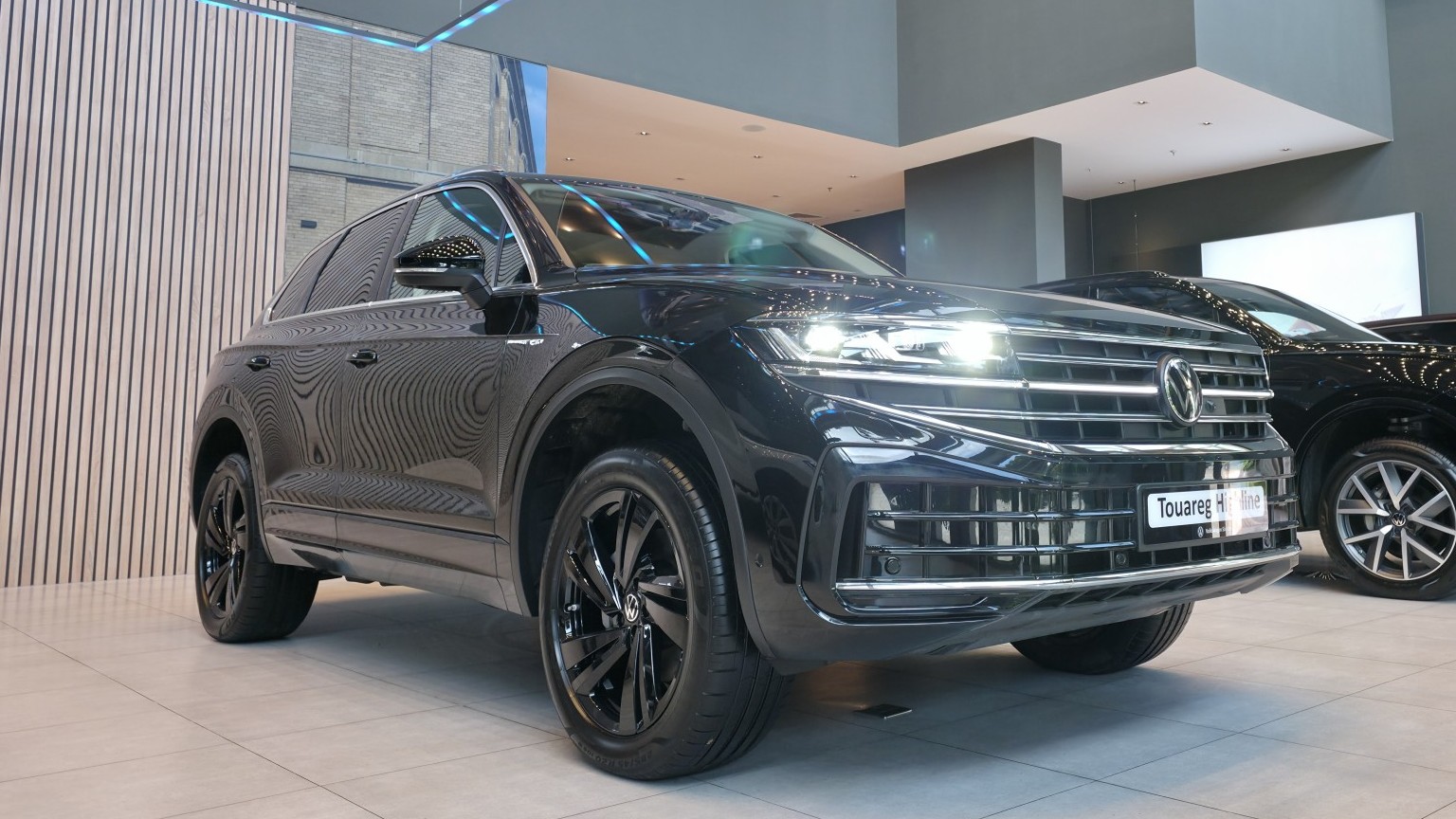 Cận cảnh Volkswagen Touareg Highline vừa về đại lý