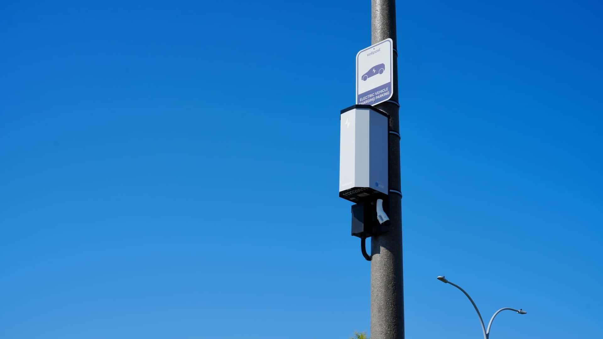 Bộ sạc bé nhỏ này có thể biến mọi cột đèn trong đô thị thành trụ sạc xe điện tiện lợi Bộ sạc bé nhỏ này có thể biến mọi cột đèn trong đô thị thành trụ sạc xe điện tiện lợi