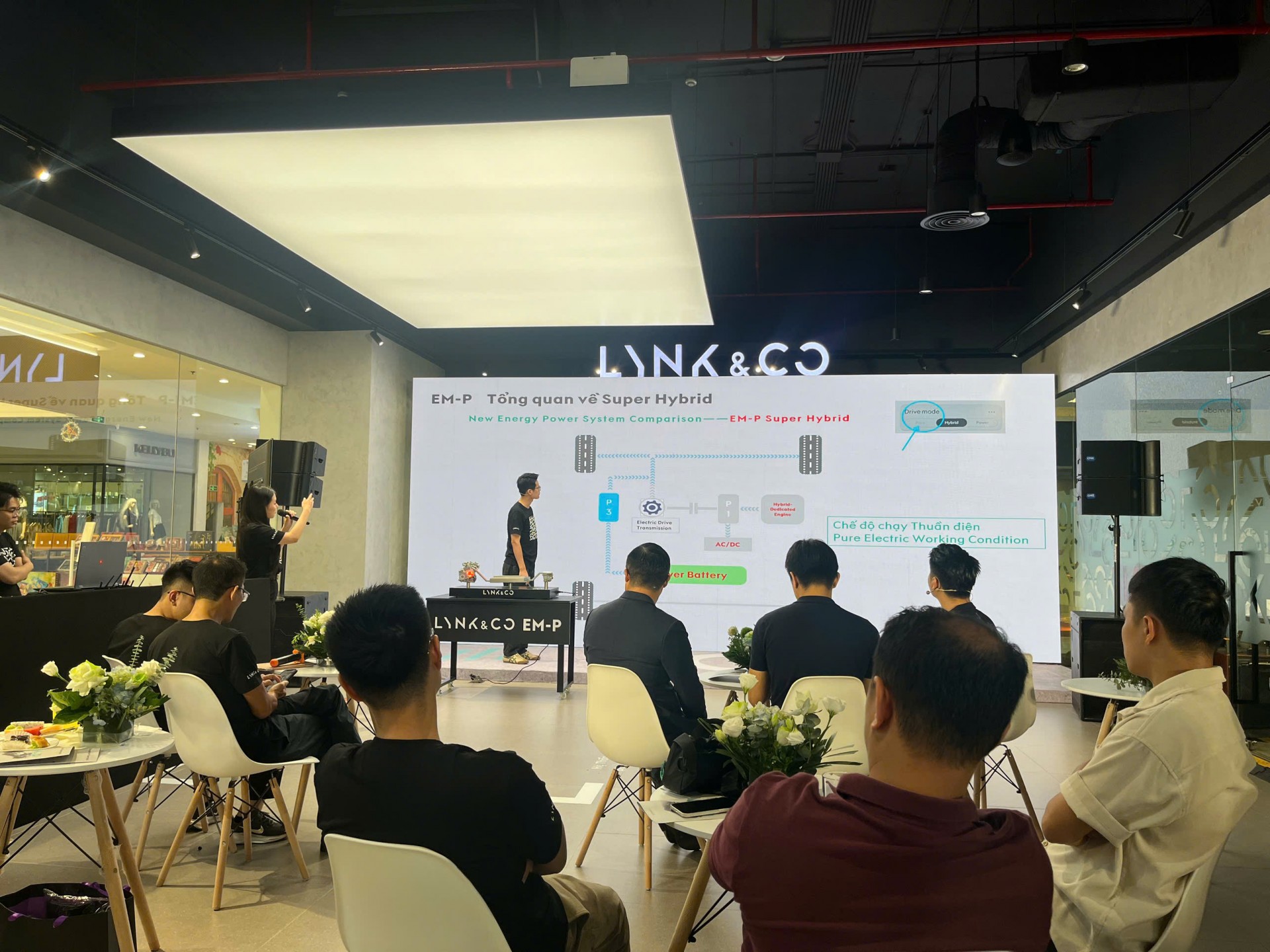 Lynk & Co 08 EM-P chốt ra mắt ngày 16/10 tới