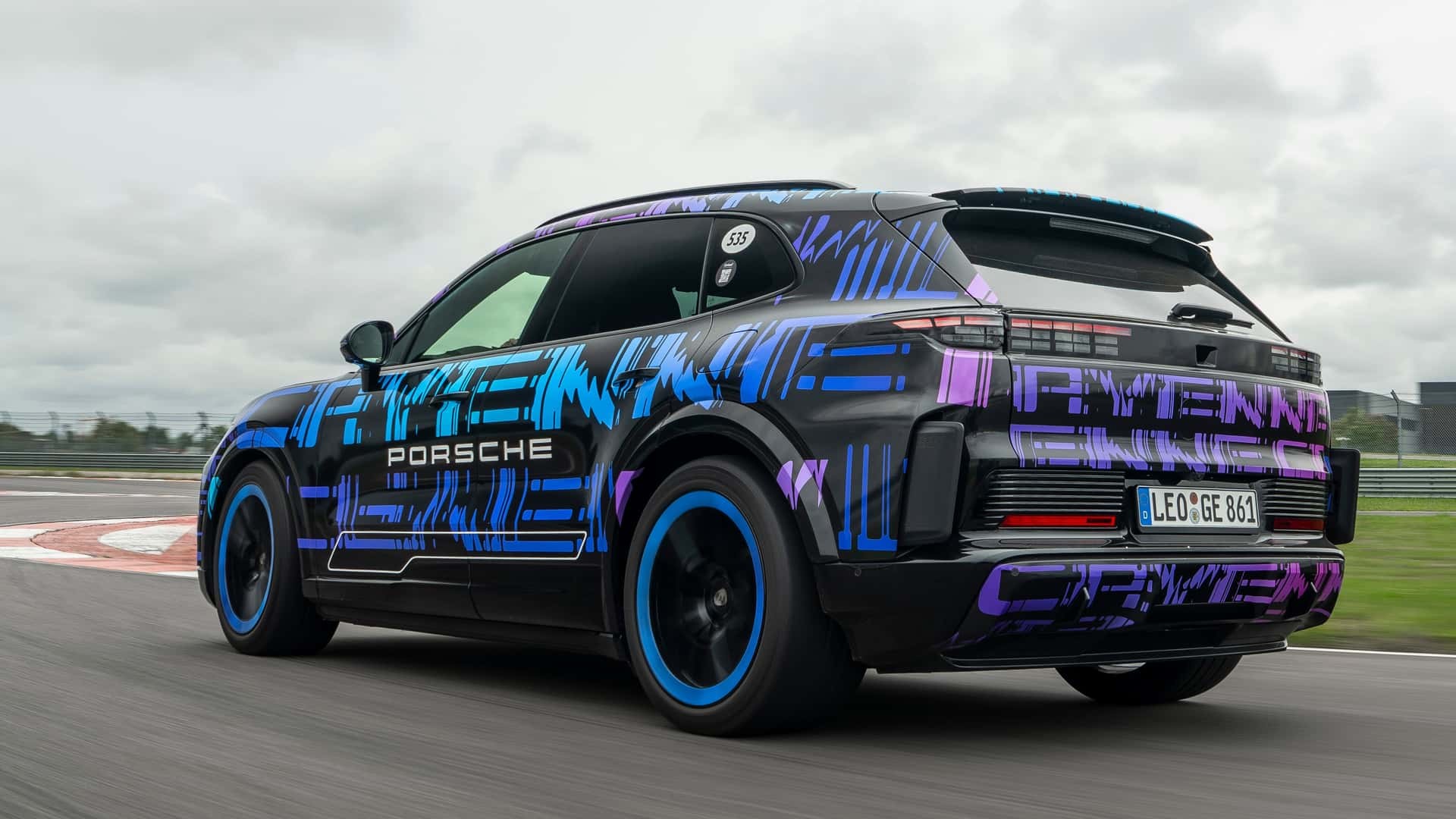 Porsche Cayenne Electric hé lộ hình ảnh nội thất, trang bị màn hình cong rộng cực độc Porsche Cayenne Electric hé lộ hình ảnh nội thất, trang bị màn hình cong rộng cực độc