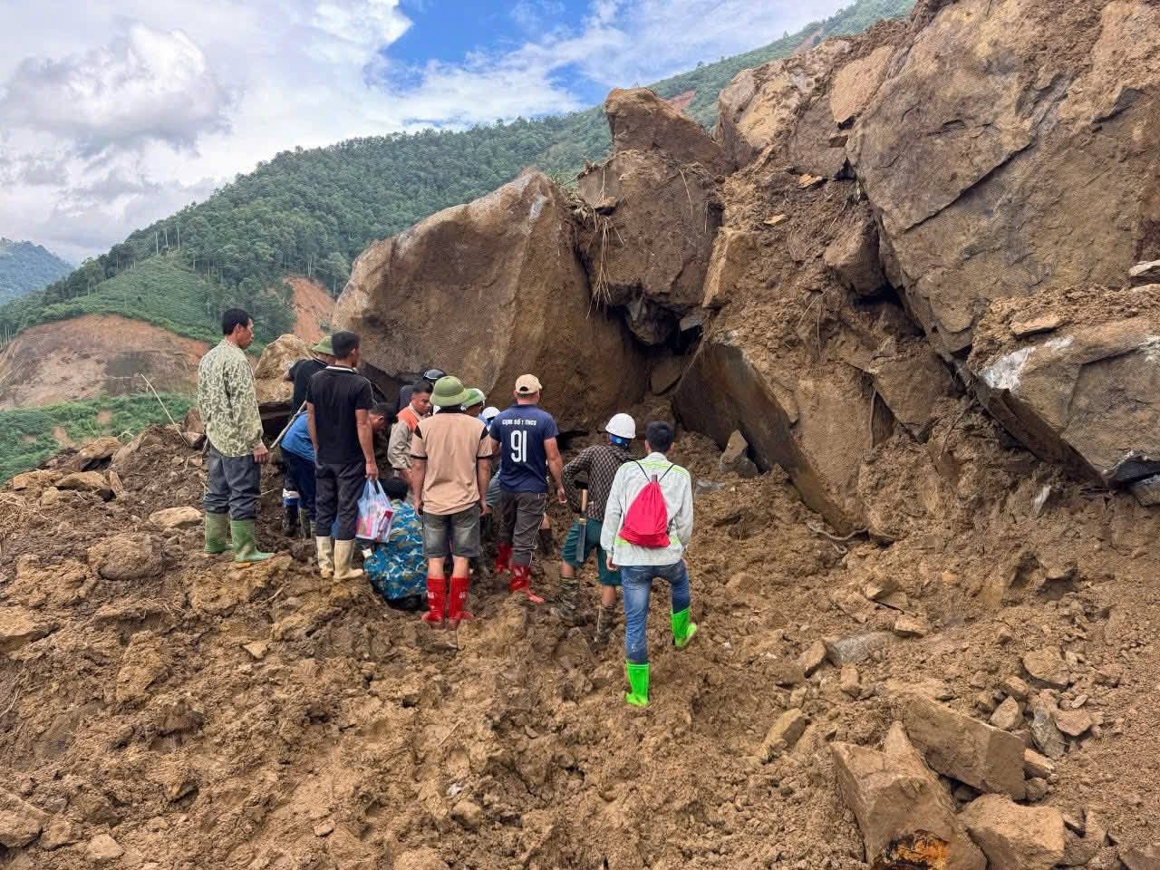 tìm thấy chiếc bán tải Nissan Navara chở 3 người mất tích ở Lào Cai