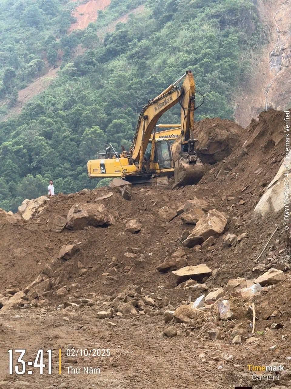 tìm thấy chiếc bán tải Nissan Navara chở 3 người mất tích ở Lào Cai