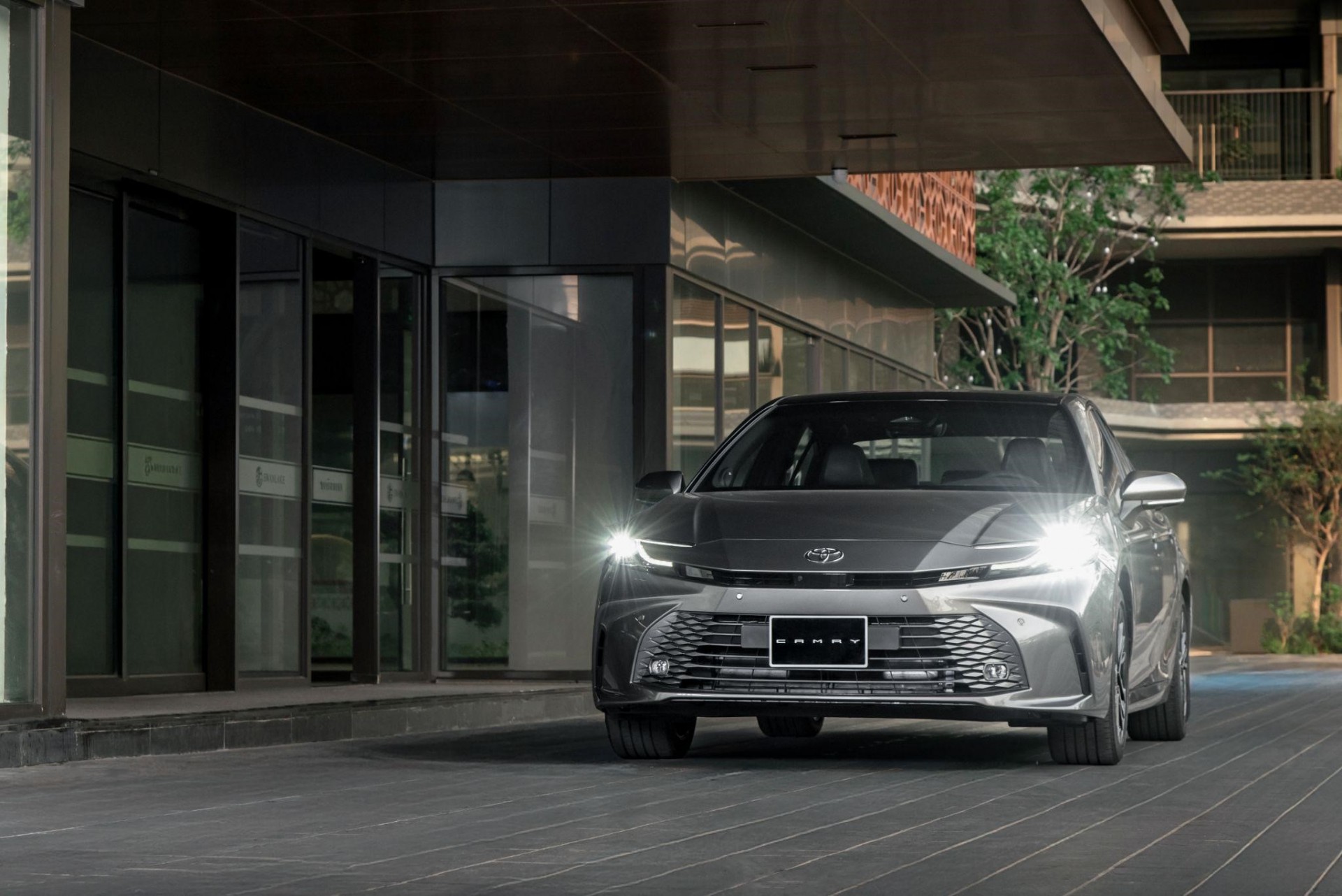 Toyota Việt Nam tri ân khách hàng với ưu đãi tài chính đặc biệt cho Camry Hybrid Toyota Việt Nam tri ân khách hàng với ưu đãi tài chính đặc biệt cho Camry Hybrid