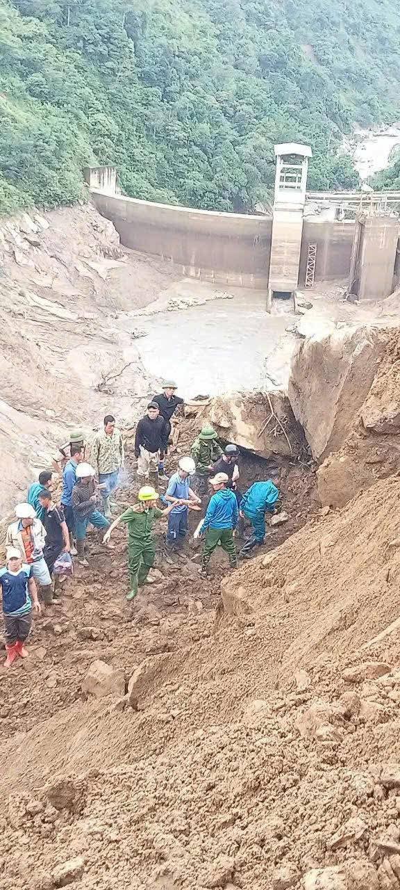 Đã tìm thấy chiếc bán tải Nissan Navara chở 3 người mất tích ở Lào Cai tìm thấy chiếc bán tải Nissan Navara chở 3 người mất tích ở Lào Cai