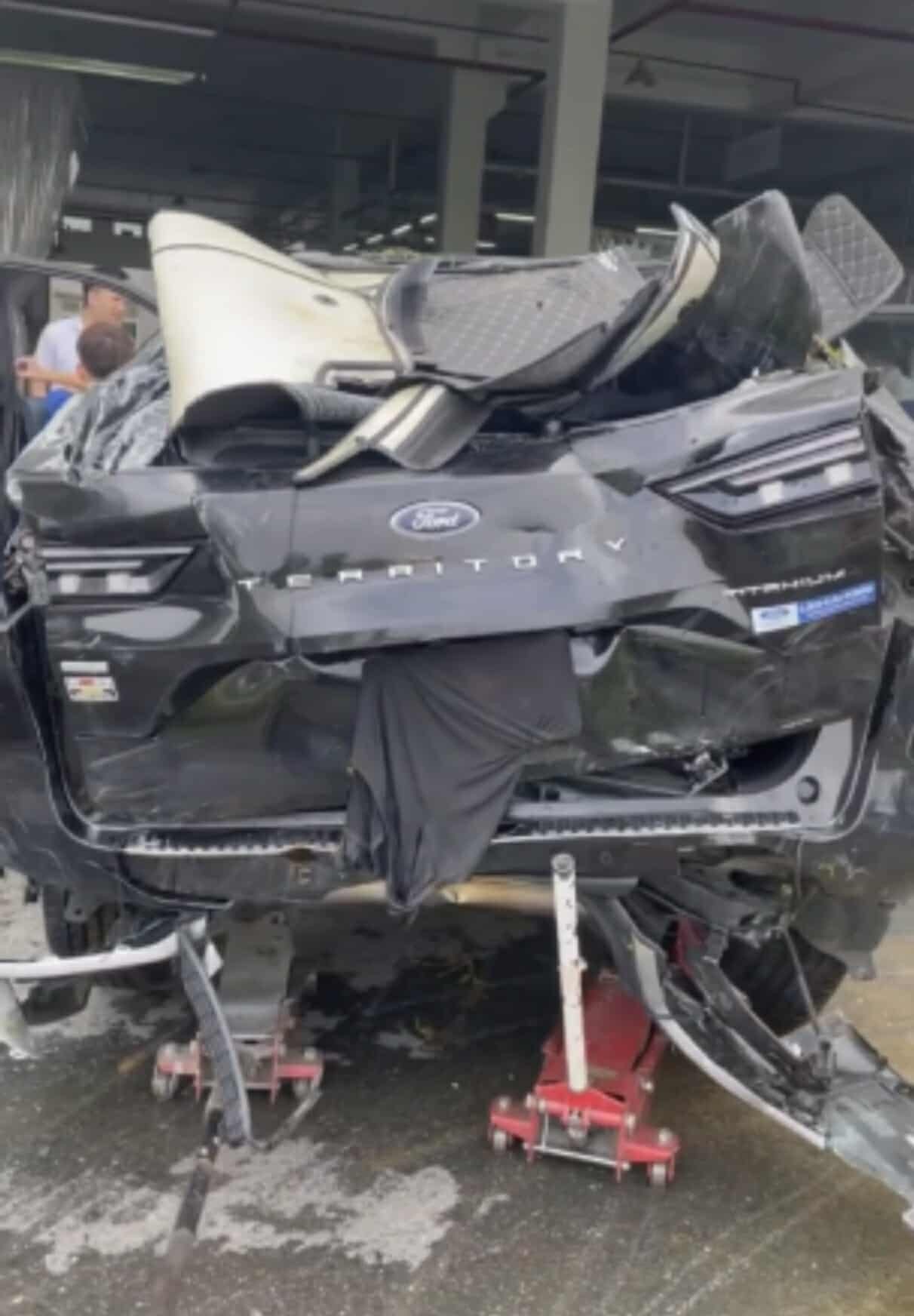 Cận cảnh Ford Territory “cứu mạng” 3 người sau khi bị đất lở hất lăn xuống vực ở Sa Pa Cận cảnh Ford Territory “cứu mạng” 3 người sau khi bị đất lở hất lăn xuống vực ở Sa Pa