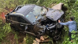 Cận cảnh Ford Territory “cứu mạng” 3 người sau khi bị đất lở hất lăn xuống vực ở Sa Pa