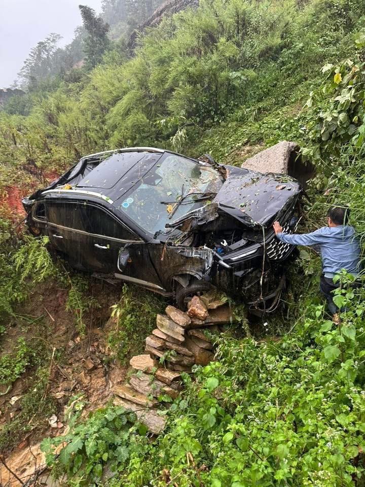 Cận cảnh Ford Territory “cứu mạng” 3 người sau khi bị đất lở hất lăn xuống vực ở Sa Pa