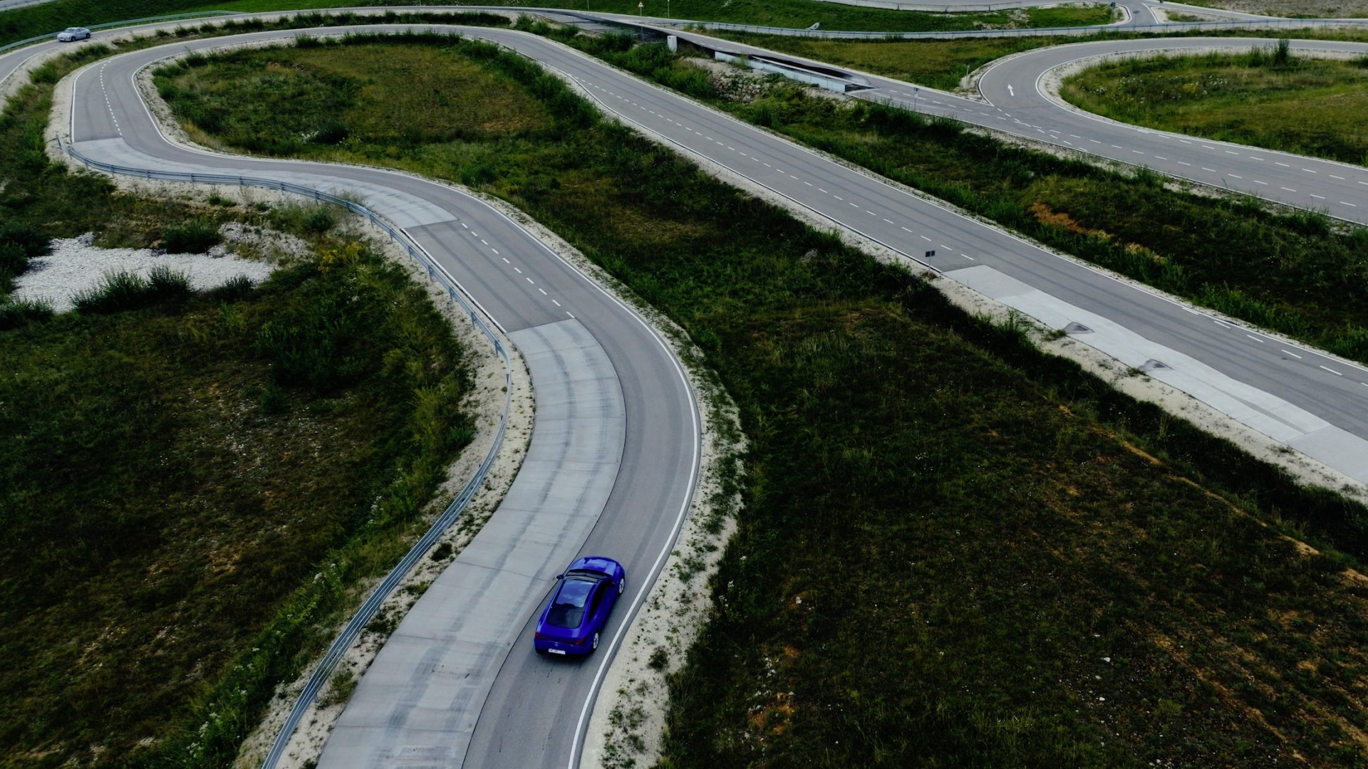 Mercedes-Benz mở cửa trung tâm thử nghiệm đèn chiếu sáng hiện đại bậc nhất Châu Âu