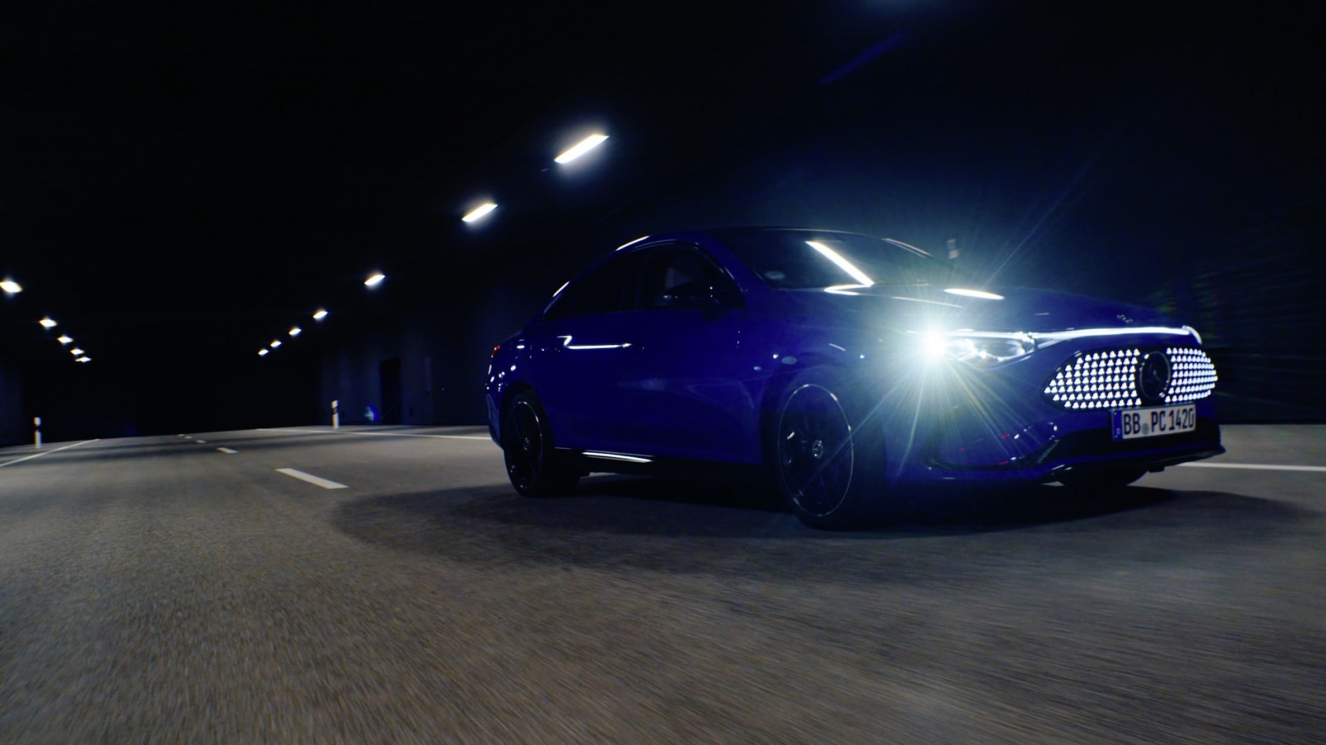 Mercedes-Benz mở cửa trung tâm kiểm định đèn chiếu sáng hiện đại bậc nhất Châu Âu