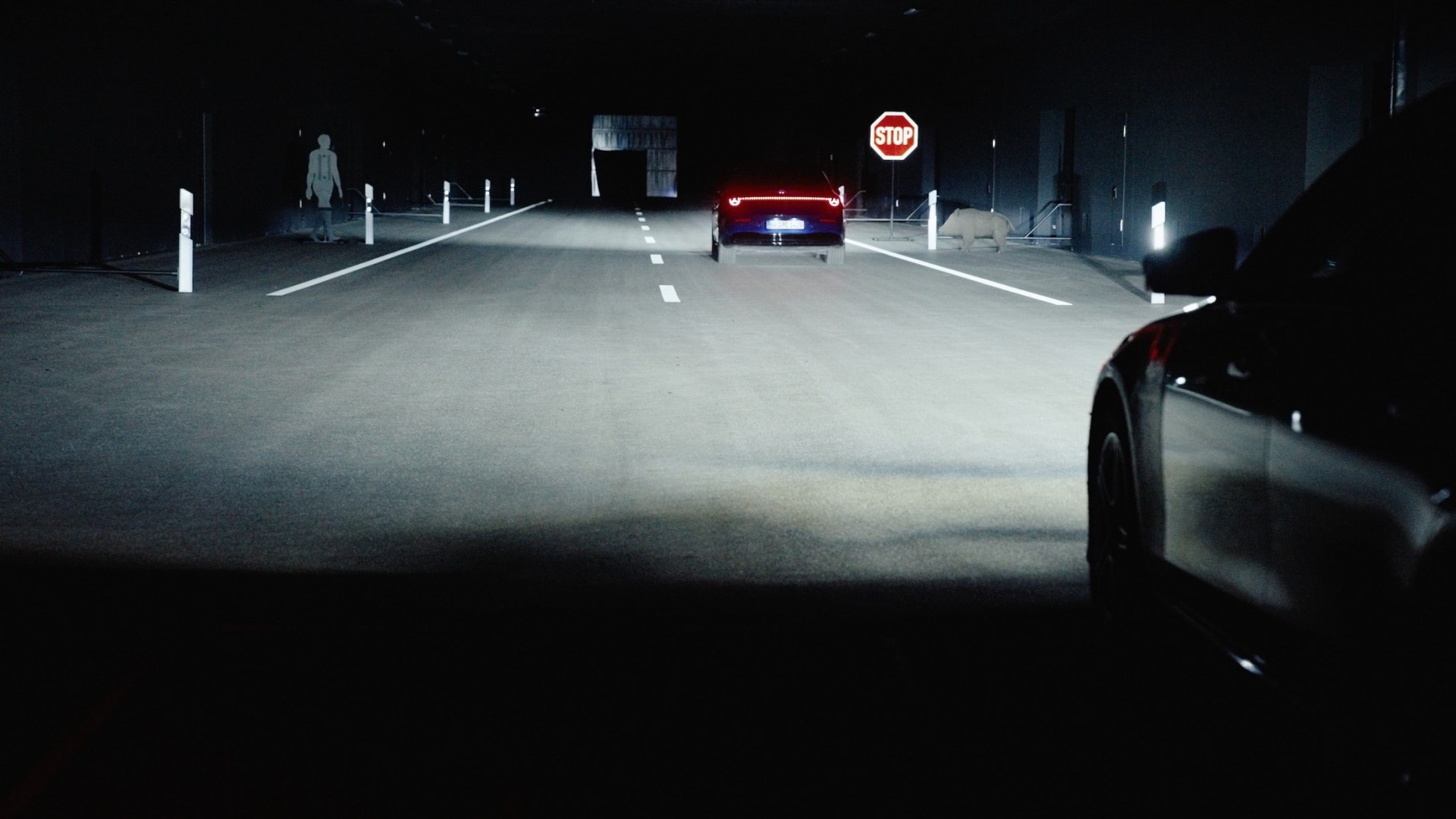 Mercedes-Benz mở cửa trung tâm thử nghiệm đèn chiếu sáng hiện đại bậc nhất Châu Âu