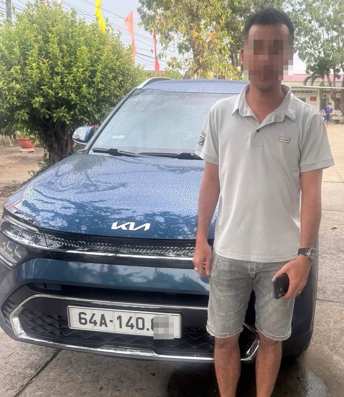 undefined Dừng xe làn khản cấp cao tốc quay flycam, tài xế bị phạt 13 triệu và trừ 6 điểm bằng lái