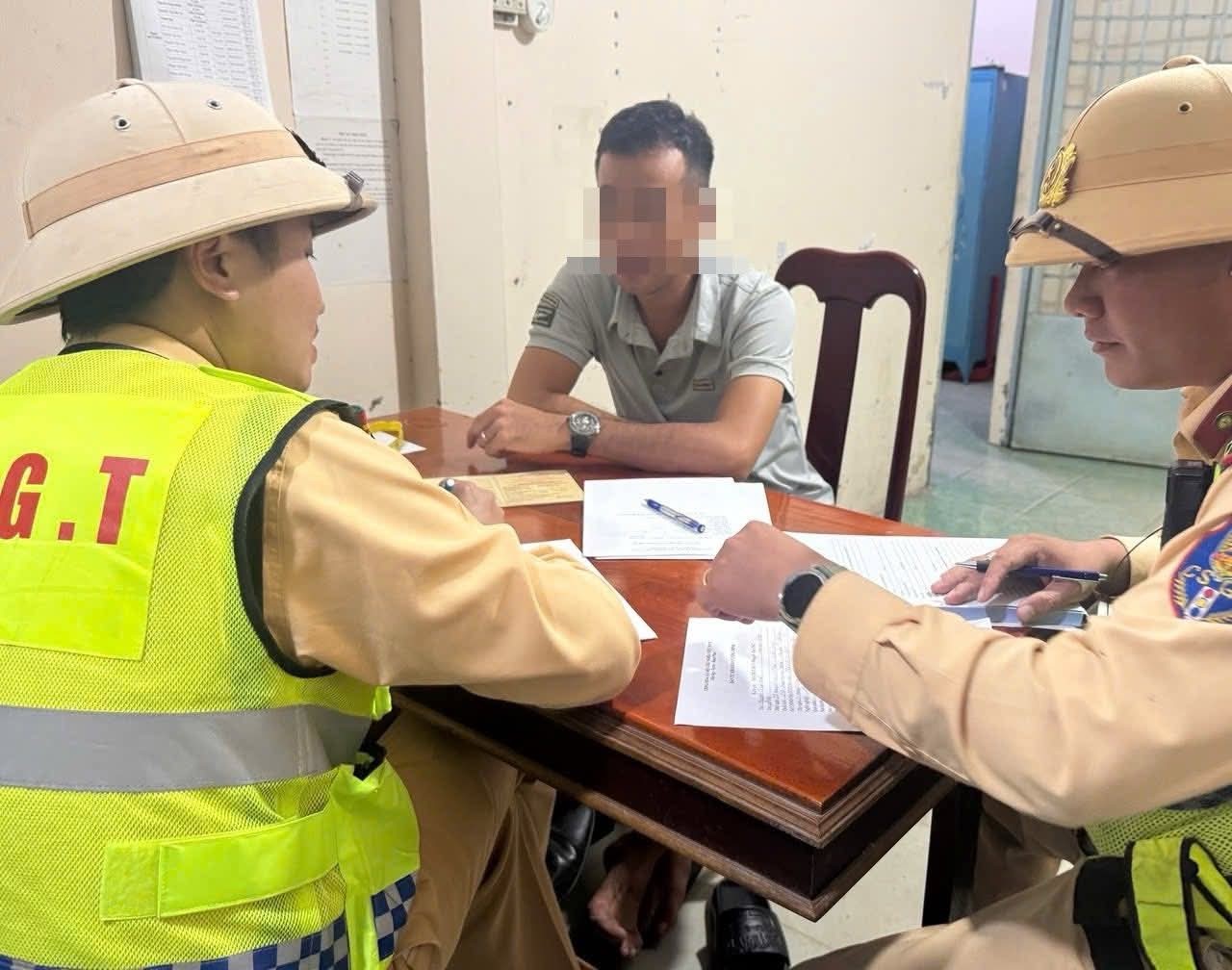 undefined Dừng xe làn khản cấp cao tốc quay flycam, tài xế bị phạt 13 triệu và trừ 6 điểm bằng lái