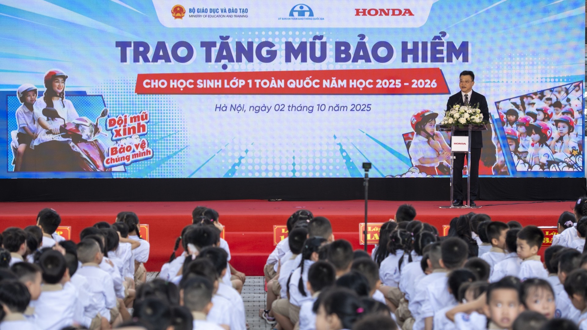 Honda Việt Nam trao tặng 1,8 triệu mũ bảo hiểm cho học sinh lớp Một