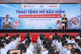 Honda Việt Nam trao tặng 1,8 triệu mũ bảo hiểm cho học sinh lớp Một