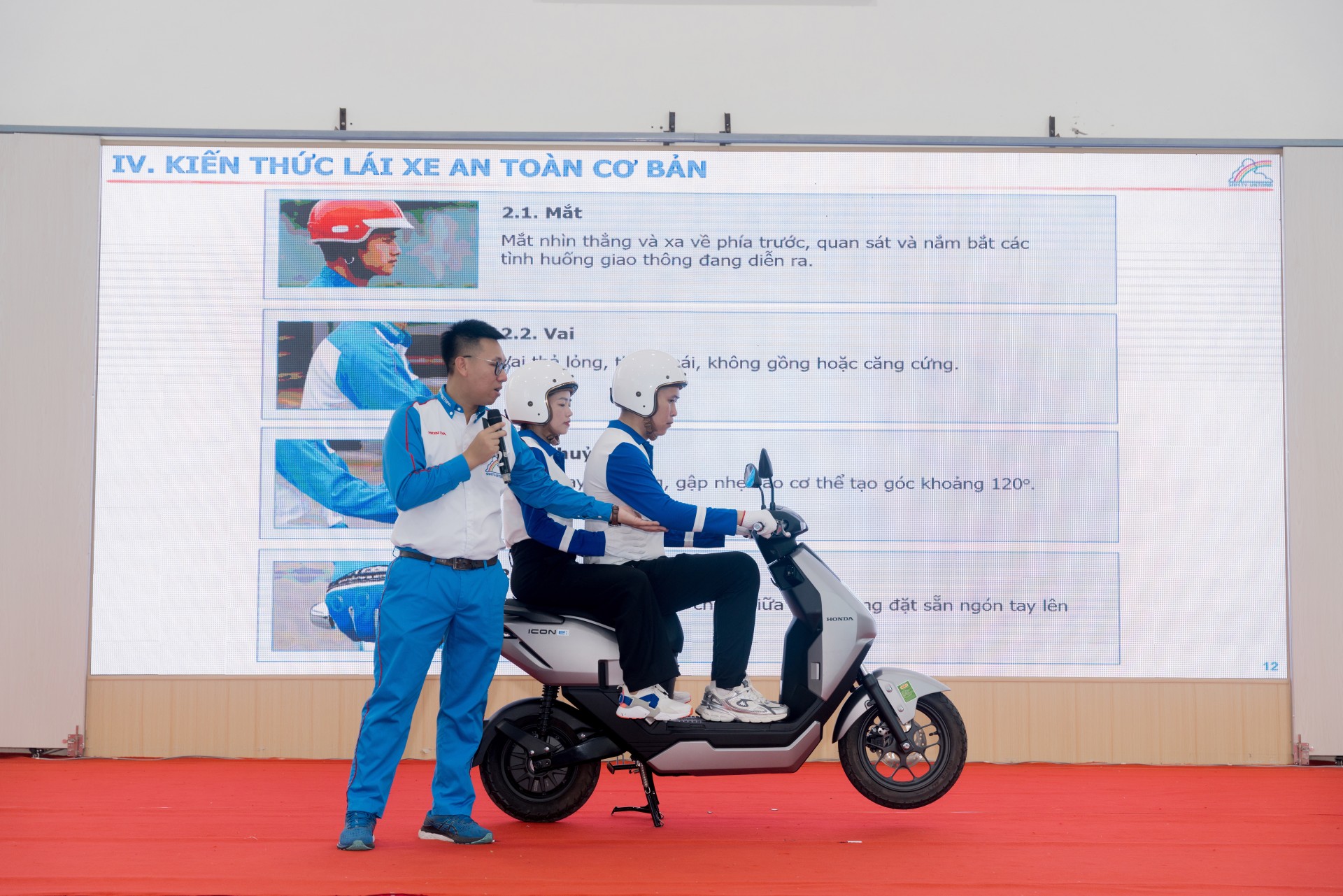 Honda Việt Nam trao tặng mũ bảo hiểm cho học sinh lớp Một toàn quốc năm học 2025 – 2026