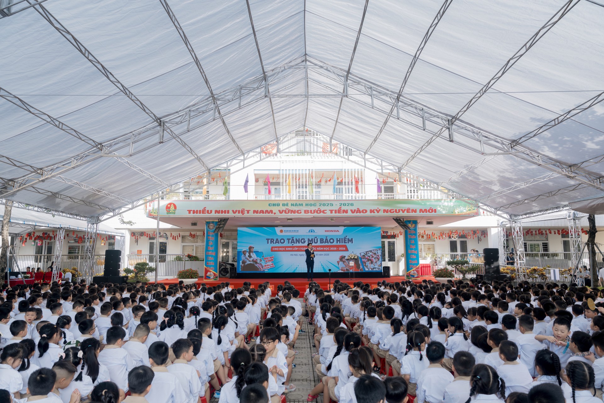 Honda Việt Nam trao tặng mũ bảo hiểm cho học sinh lớp Một toàn quốc năm học 2025 – 2026