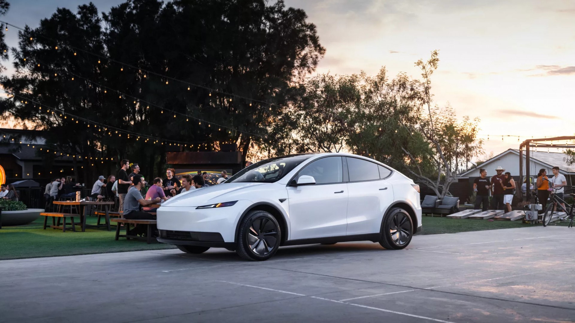 Tesla chính thức giới thiệu phiên bản giá rẻ, cắt bớt trang bị của Model Y và Model 3