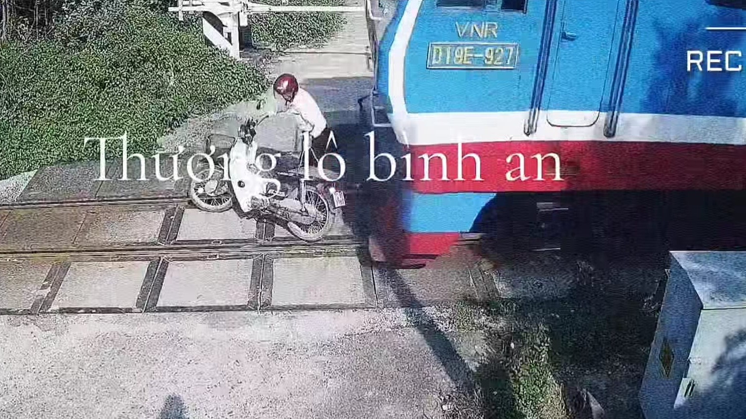 Cụ ông đi xe máy va chạm với tàu hỏa khi băng qua đường sắt