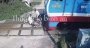 Cụ ông đi xe máy va chạm với tàu hỏa khi băng qua đường sắt