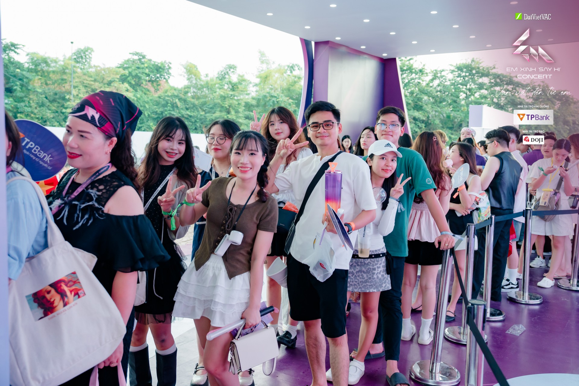 “Phải lòng” Bank Tím tại Em Xinh “Say Hi” Concert Đêm 2 TP Bank Em xinh say hi