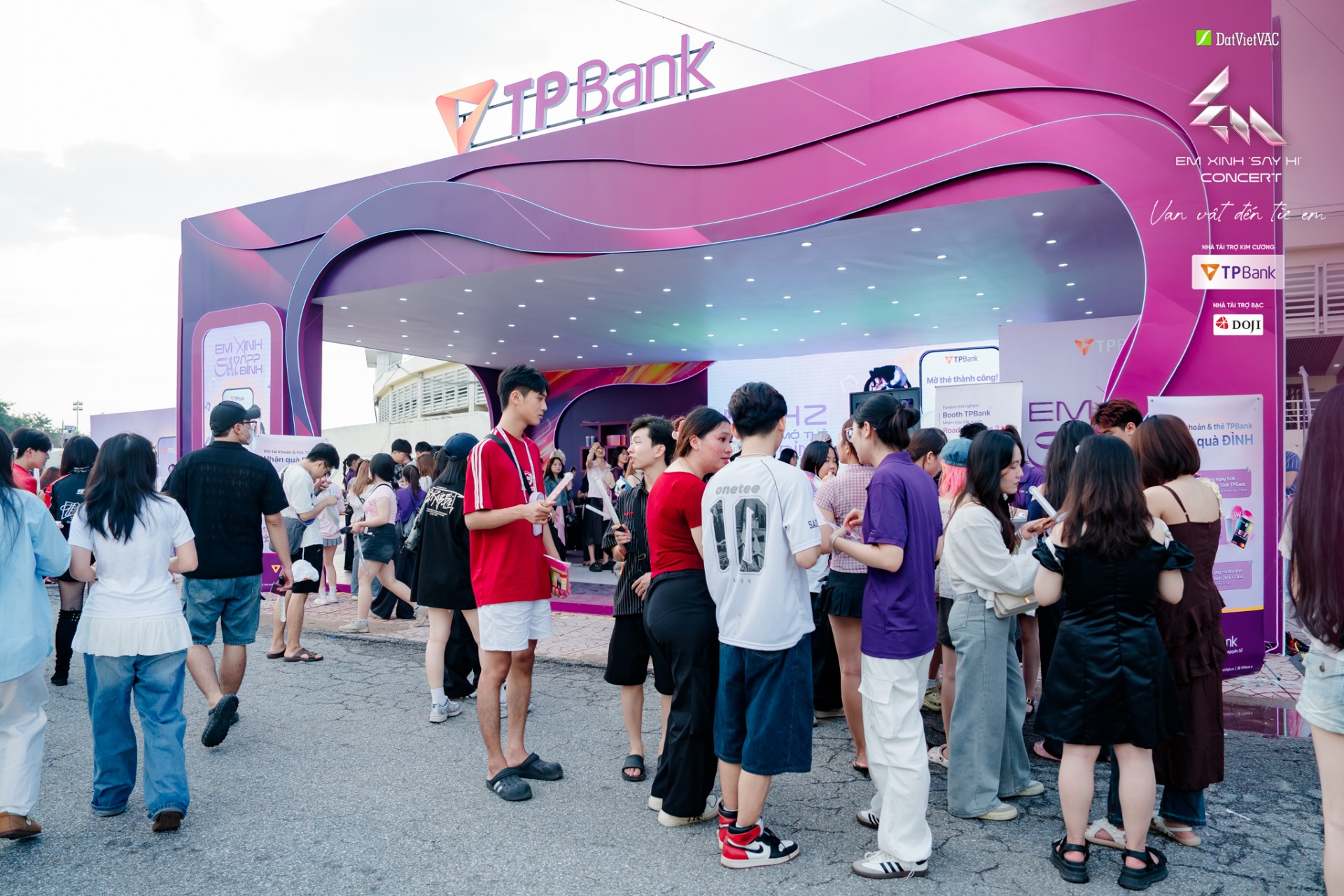 “Phải lòng” Bank Tím tại Em Xinh “Say Hi” Concert Đêm 2 TP Bank Em xinh say hi