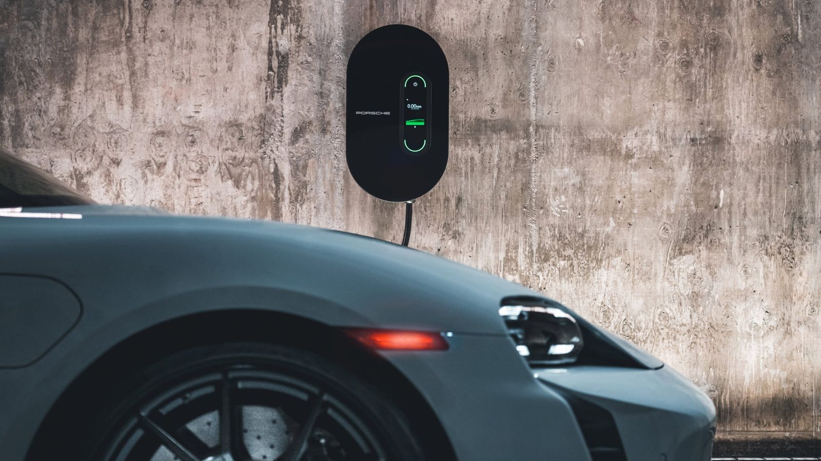 Bộ sạc xe điện Porsche bị kiện vì sạc chậm và nguy cơ quá nhiệt