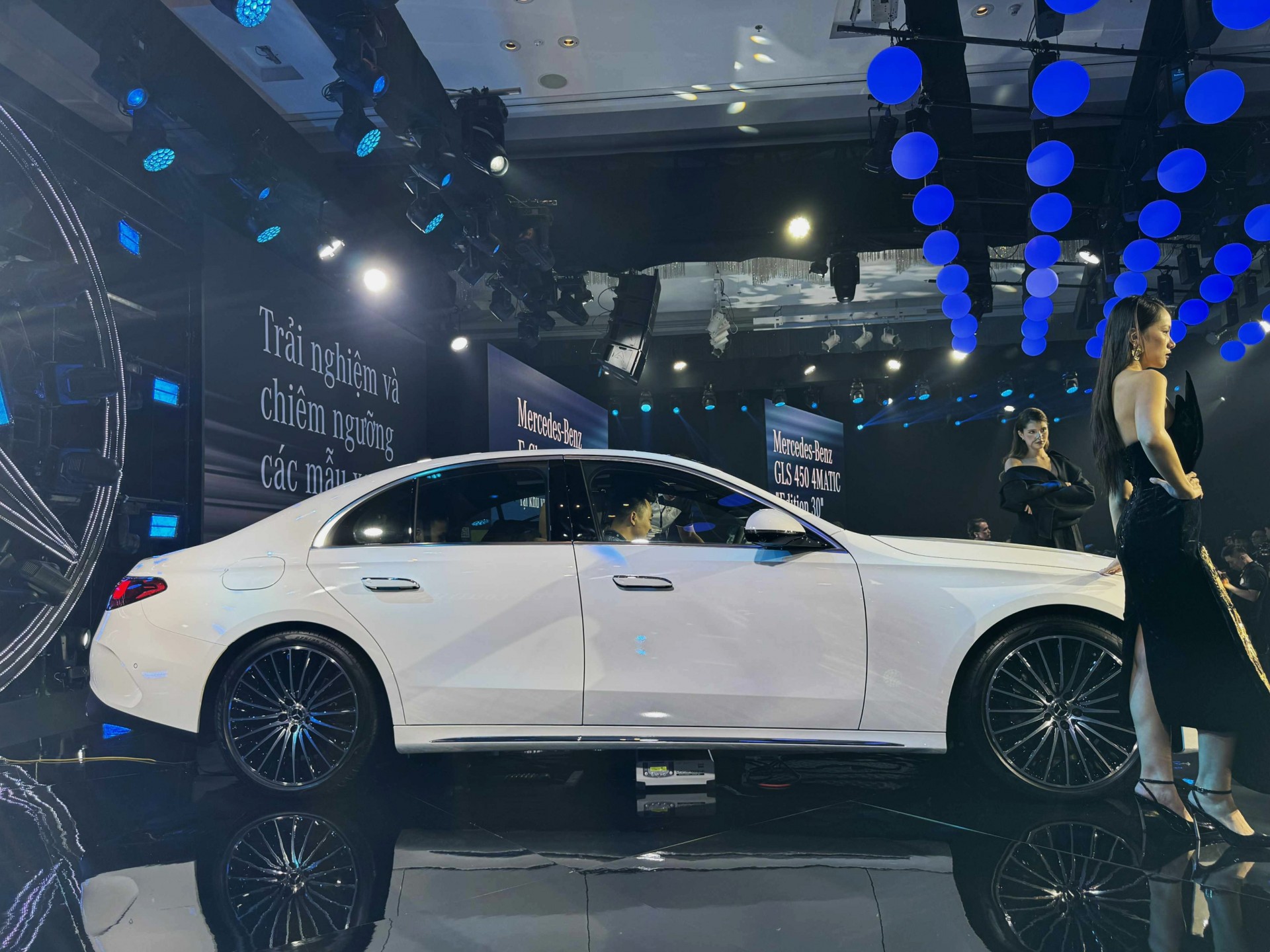 Mercedes-Benz E-Class 2025 ra mắt tại Việt Nam với 3 phiên bản, giá từ 2,39 tỷ đồng Mercedes-Benz E-Class 2025 ra mắt tại Việt Nam với 3 phiên bản, giá từ 2,39 tỷ đồng