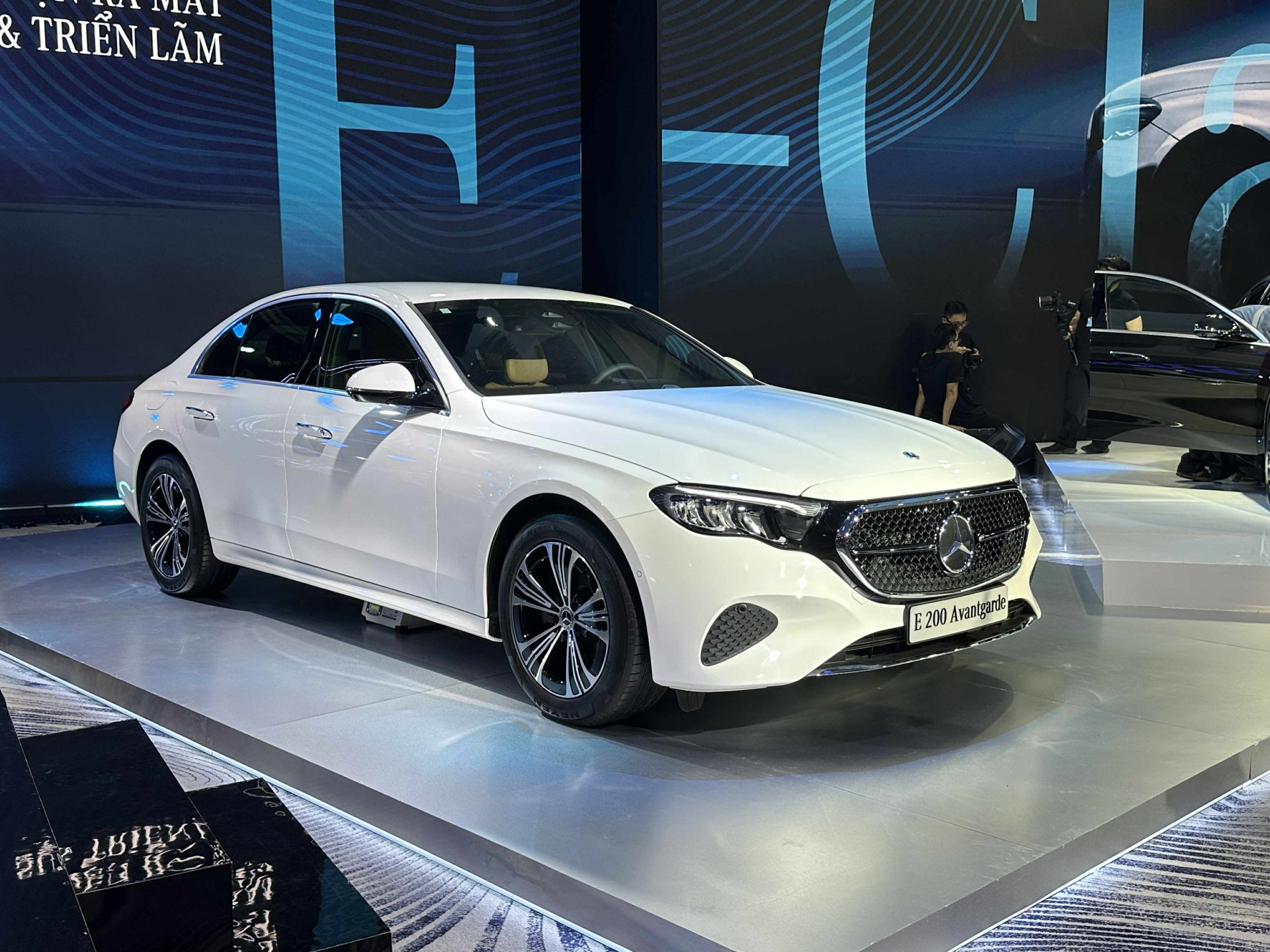 Mercedes-Benz E-Class 2025 ra mắt tại Việt Nam với 3 phiên bản, giá từ 2,39 tỷ đồng Mercedes-Benz E-Class 2025 ra mắt tại Việt Nam với 3 phiên bản, giá từ 2,39 tỷ đồng