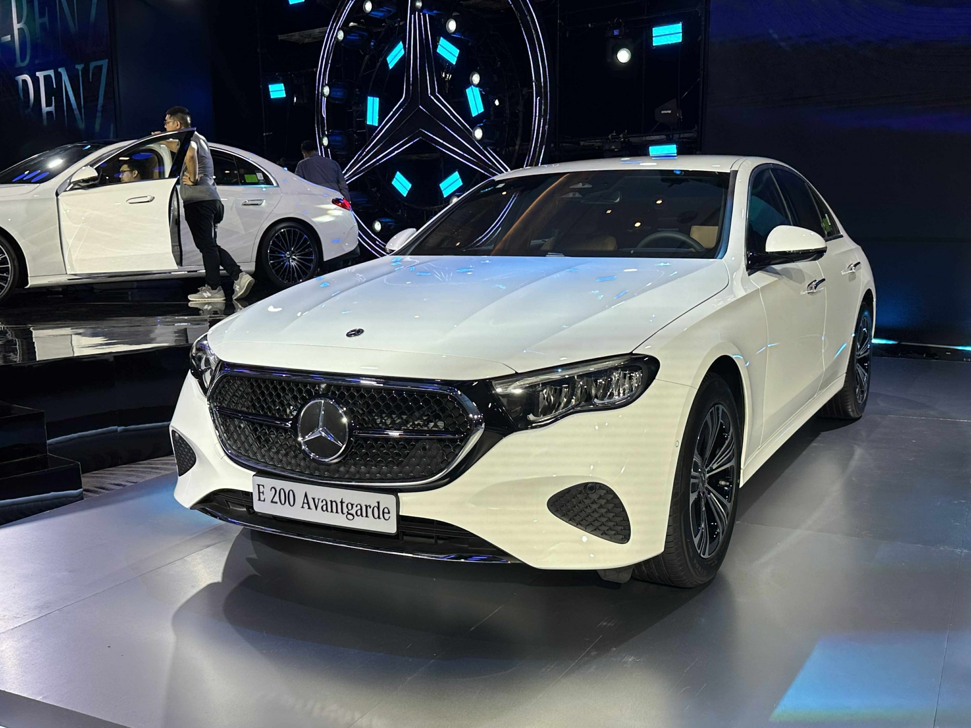 Mercedes-Benz E-Class 2025 ra mắt tại Việt Nam với 3 phiên bản, giá từ 2,39 tỷ đồng Mercedes-Benz E-Class 2025 ra mắt tại Việt Nam với 3 phiên bản, giá từ 2,39 tỷ đồng