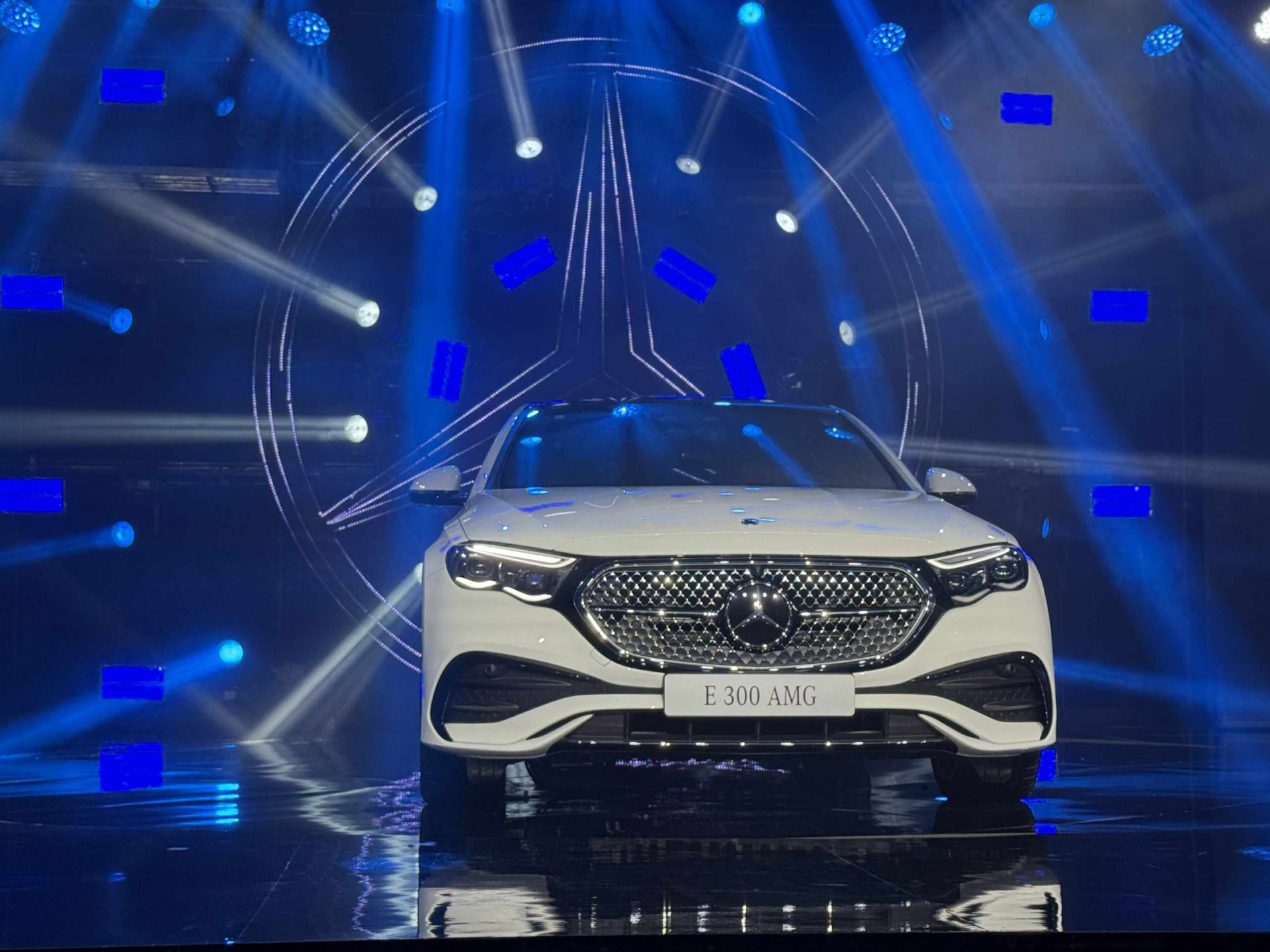 Mercedes-Benz E-Class 2025 ra mắt tại Việt Nam với 3 phiên bản, giá từ 2,39 tỷ đồng