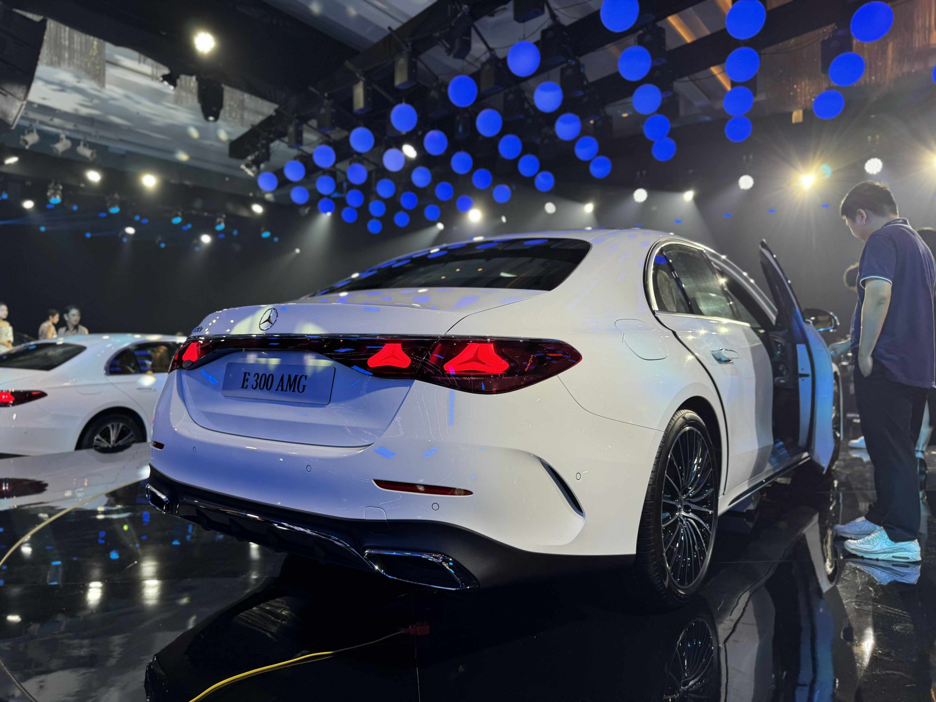 Mercedes-Benz E-Class 2025 ra mắt tại Việt Nam với 3 phiên bản, giá từ 2,39 tỷ đồng