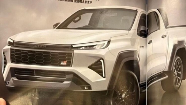 Toyota Hilux thế hệ mới bất ngờ xuất hiện trên tạp chí ô tô