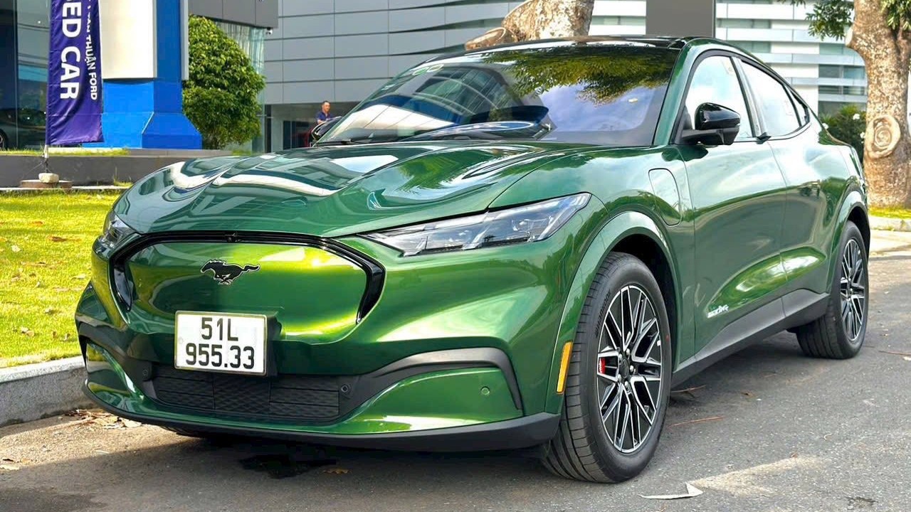 Ford Việt Nam giảm giá "sốc" 900 triệu đồng cho Mustang Mach-E